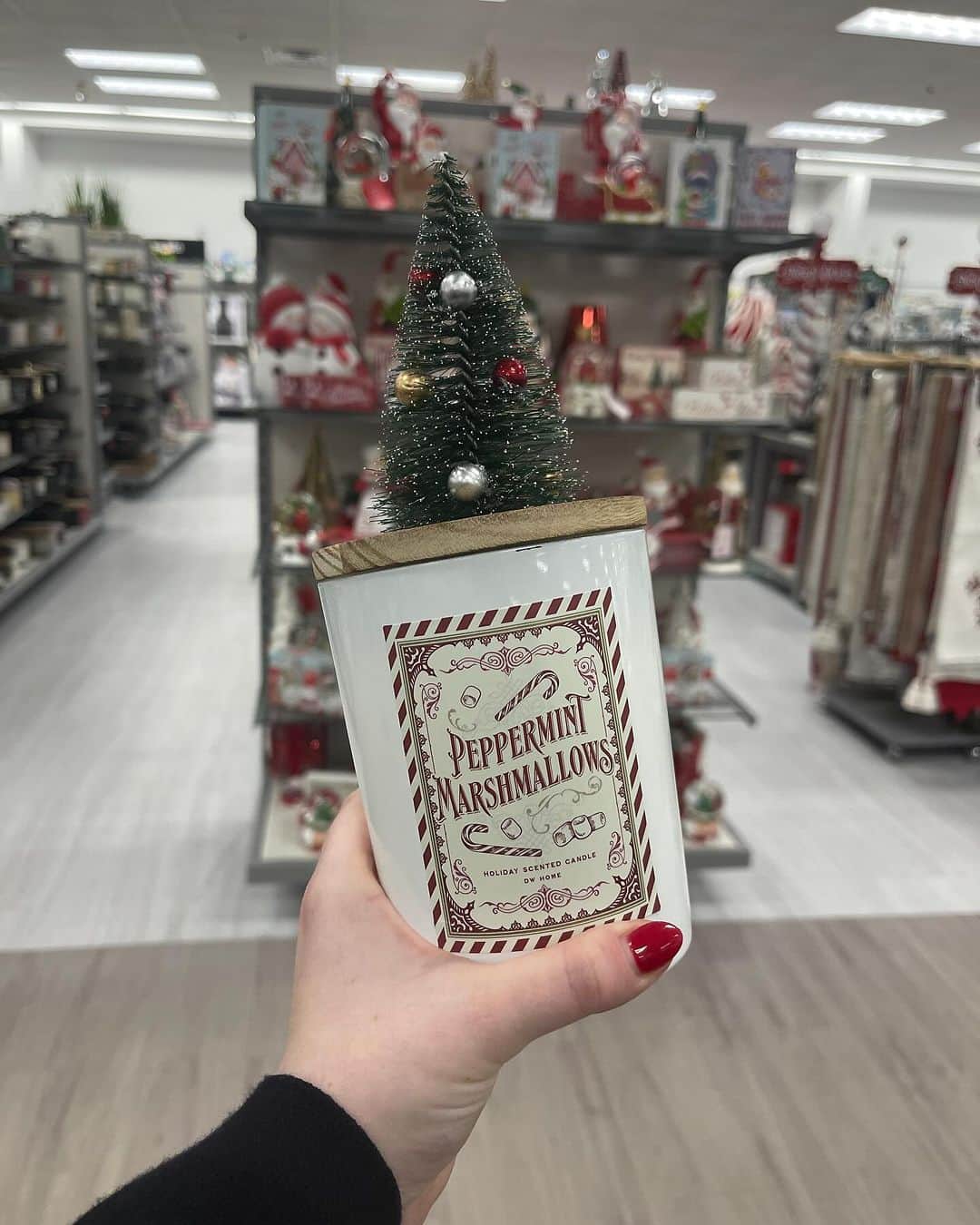T.J.マックスさんのインスタグラム写真 - (T.J.マックスInstagram)「not the gumdrop buttons! Tag a fellow #maxxinista who loves decorating for the holidays」11月10日 8時00分 - tjmaxx