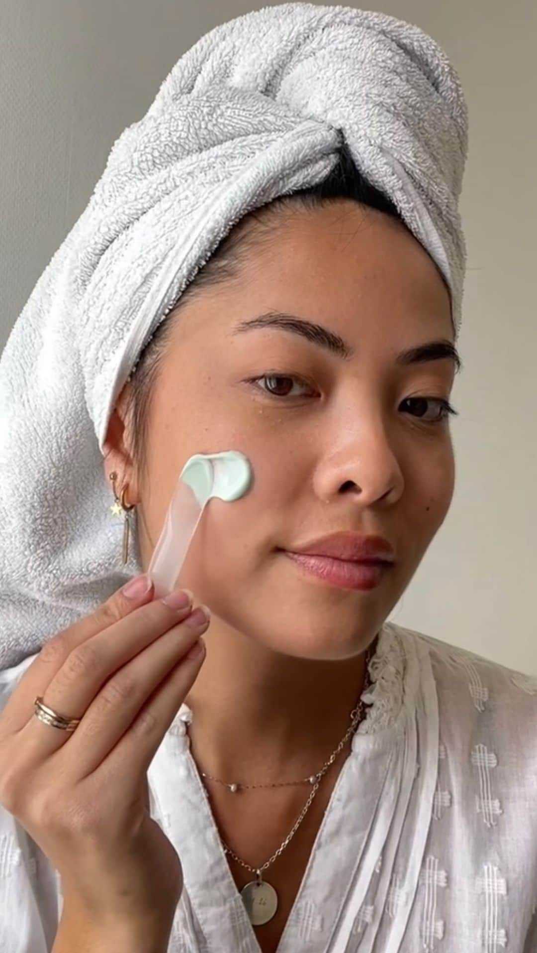 Clarins Canadaのインスタグラム：「Inspired by cryotherapy, the Cryo-Flash Cream Mask will give your skin a cold effect to prevent and fight the signs of aging and stimulates microcirculation for visible radiance. ⁣❄💙 __________  Inspiré de la cryothérapie, le Cryo-Flash Cream Mask procure à votre peau un effet froid pour prévenir et combattre les signes de vieillissement et stimuler la microcirculation pour un coup d’éclat immédiat. ❄💙 . . . #Clarins #Cryotherapy #FaceMask」