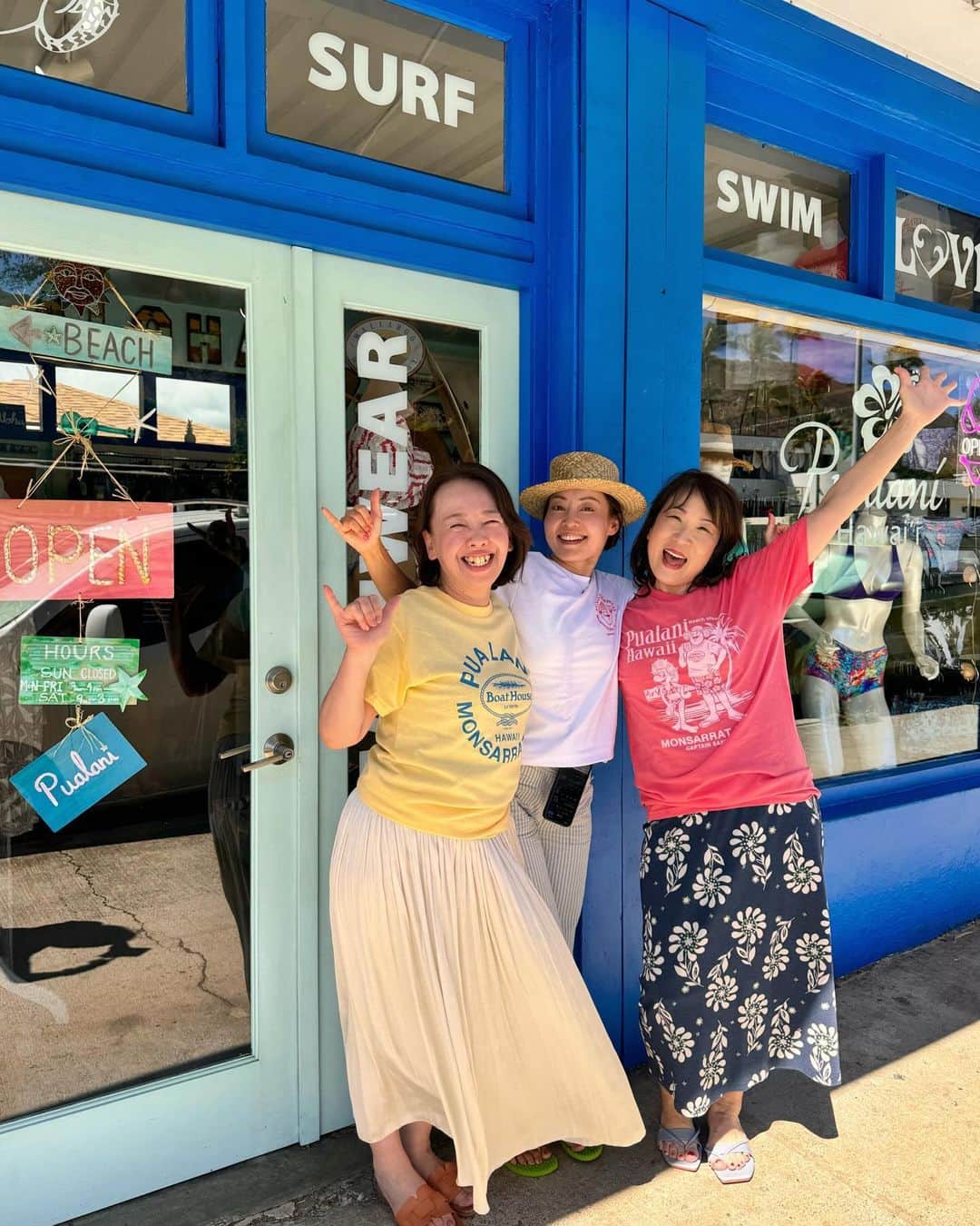 Pualani Hawaii Beachwearのインスタグラム：「コラボTシャツを着てみんなでALOHA🥳  元気で楽しいクムフラのエリ先生と生徒さんです🌺  和歌山城近くのフラスタジオの先生エリさんは、大のプアラニファン。 プアラニをフラスタイルで着てくださってます🥰  お近くの方はぜひチェックしてみてくださいね⏩　@alohi_mau_loa   着用サイズは以下になります。 左 ボートハウスSサイズ 中央 ティニー　Sサイズ 右 キャプテンサンタ　Mサイズ  MAHALO !!  ■販売価格　42ドル ■サイズ　S・M・L・XL（男女兼用） ■販売店舗　プアラニ・ハワイ・ビーチウェア（モンサラット店） ■販売サイト　pualanibeachwear.com（日本への発送可能）  送料は通常通りお買い上げ金額が300ドルまで一律35ドルとさせていただくことになりました。 Tシャツが一枚のみであれば20ドルでお送り可能ですが大変割高です。割高でも構わないから一枚だけの発送をご希望という方はご購入前にこちらまでご連絡ください。contact@pualanibeachwear.com  ※製品情報・コラボ企画に関する詳細は、@pualani_monsarrat InstagramプロフィールURLにございます。  #ハワイ限定 #hawaii #ハワイ #ハワイ旅行 #ハワイ土産 #ハワイ好きな人と繋がりたい #ハワイ購入品 #ハワイ好き #ハワイ暮らし #ハワイ情報 #ハワイお土産 #aloha #ハワイ旅 #ハワイ限定品 #ハワイショッピング#モンサラット#プアラニハワイ#ボートハウス#キャプテンサンタ#モンサラットアベニュー#プアラニハワイビーチウェア」