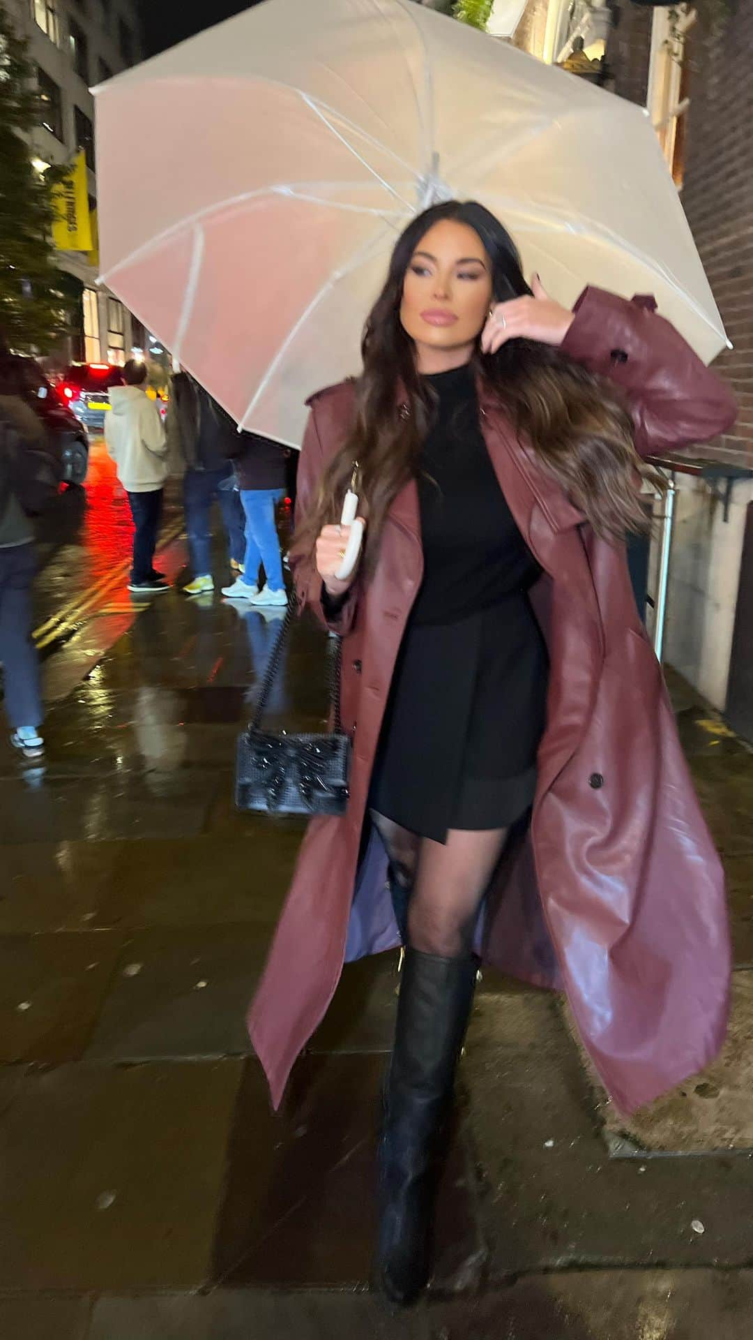 Jessica Wrightのインスタグラム：「Stormy SZN 🌂」