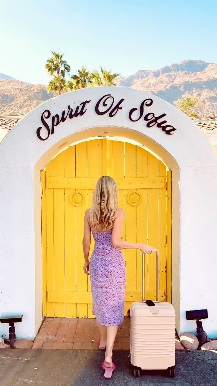 ティファニー・トートのインスタグラム：「Come with me to the @spiritofsofia ✨   #PalmSprings #SpiritofSofia #VisitPalmSprings」