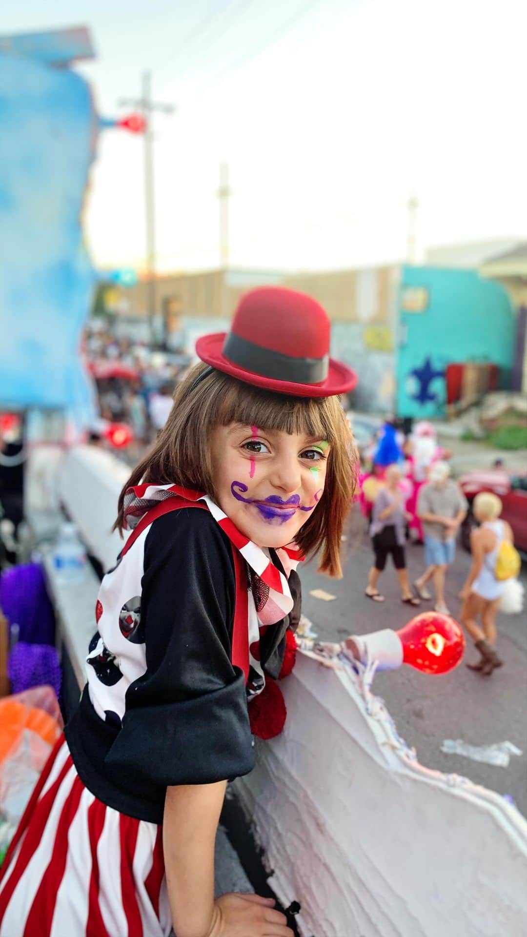 Ilana Wilesのインスタグラム：「Throwback to one of my favorite Halloweens ever— when my family was in the Krewe de Boo parade in New Orleans.」