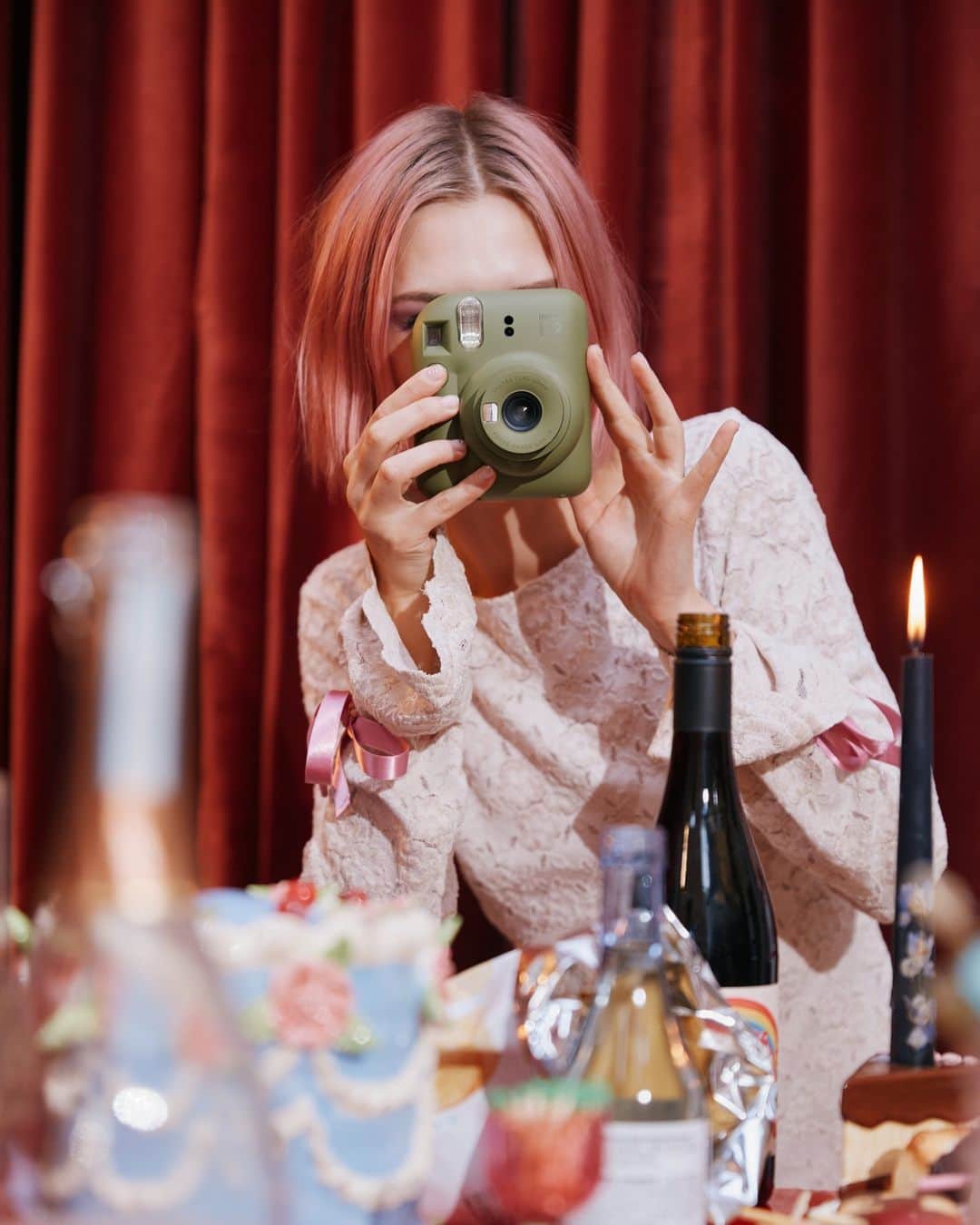 Urban Outfittersのインスタグラム：「No Friendsgiving party is complete without plenty of INSTAX pictures to go around–grab the UO Exclusive INSTAX Mini 12 Instant Camera in Olive at the link in bio. #UOTech @fujifilm_instax_northamerica」