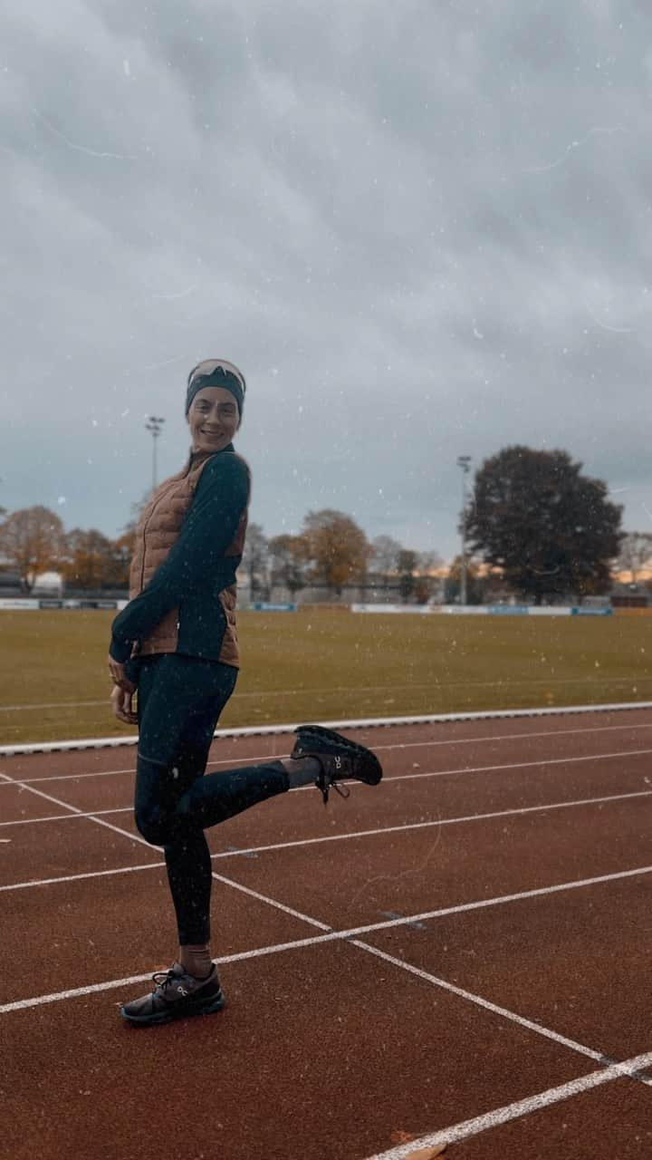 アレクサンドラ・ブルクハルトのインスタグラム：「Back on track with autumn vibes and colours 🍂 Favourite outfit atm: @on Lumos tights, Cloudsurfer trainers and @oakley Encoder glasses 🤓  #backontrack #autumnfit #runonclouds」