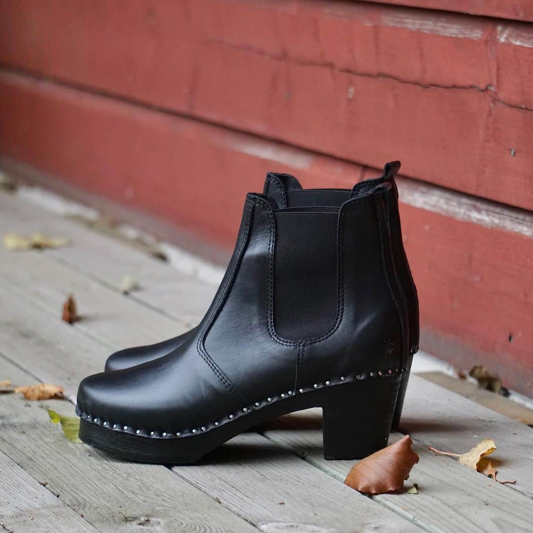 トロエントープのインスタグラム：「The popular Chelsea-inspired Rockwell boot is now available with a stylish mid heel. The Rockwell blackout edition features Italian lined leather and a varnished, black mid heel. . . . #troentorps #troentorp #träskor #clogboots #clogging #clogsoftheday #blackboots #swedishclogs #woodenheel #woodenclogs #womenmules #handmadeclogs #swedishbrand #craftsmanshipmatters」