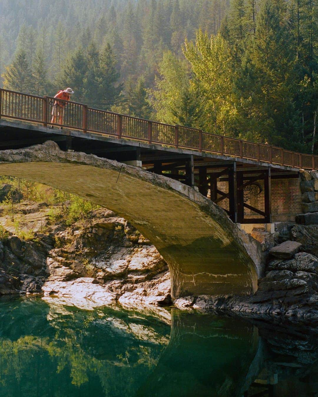 Visit The USAさんのインスタグラム写真 - (Visit The USAInstagram)「Montana's infinite horizons, soaring peaks, and wide open landscapes make adventures bigger in Big Sky Country!  Activate your explorer mode and enjoy the great outdoors at these epic spots: ⛰️Glacier National Park for hiking  ⛰️Yellowstone National Park for scenic drives ⛰️Whitefish Mountain Resort for skiing and mountain biking  ⛰️Flathead Lake for fishing  ⛰️Lewis and Clark National Historic Trail for legendary landmarks   📸: @alexkittoephotos  #VisitTheUSA #MontanaMomement #VisitMontana #NationalParks #GetOutside」11月3日 5時40分 - visittheusa