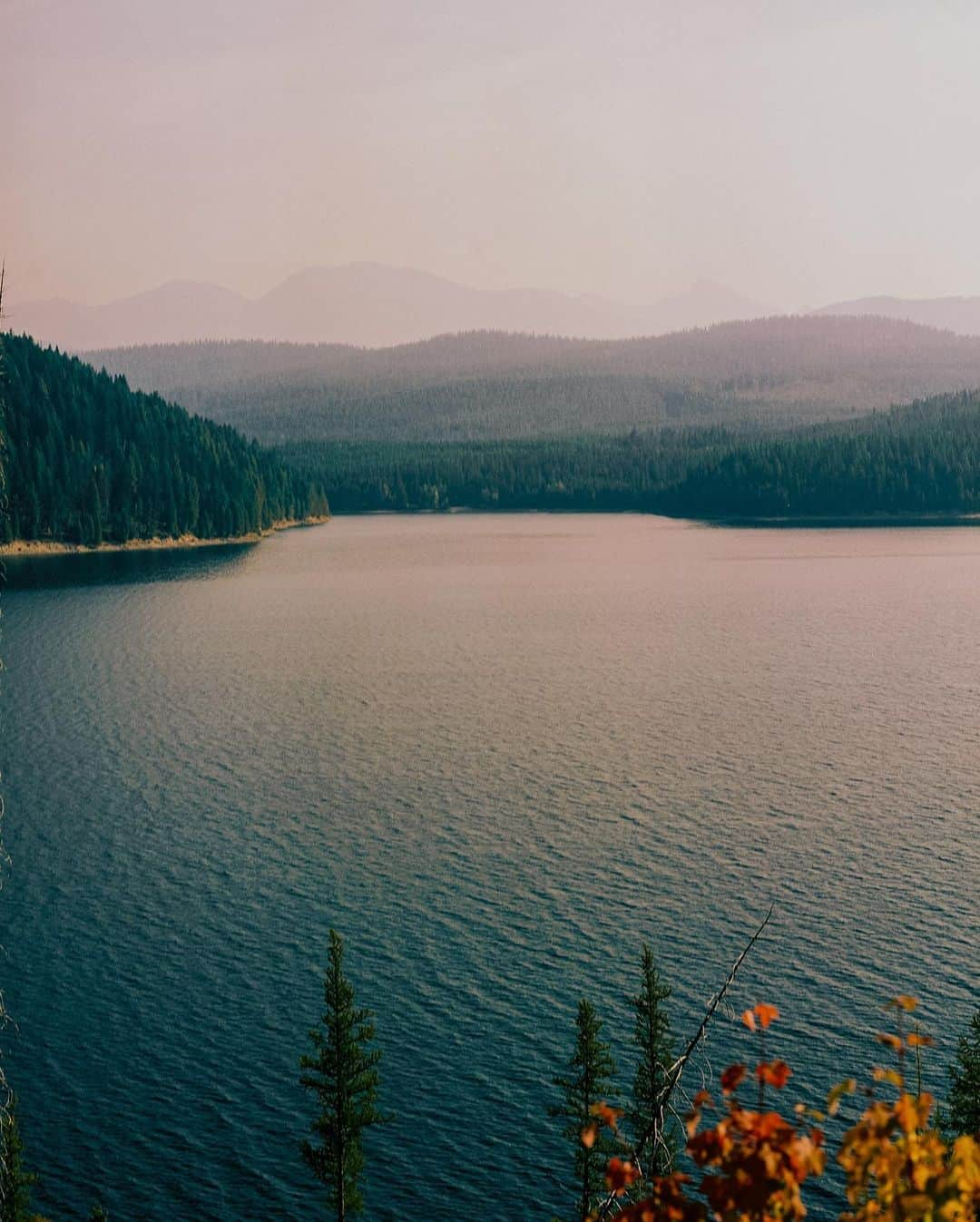 Visit The USAさんのインスタグラム写真 - (Visit The USAInstagram)「Montana's infinite horizons, soaring peaks, and wide open landscapes make adventures bigger in Big Sky Country!  Activate your explorer mode and enjoy the great outdoors at these epic spots: ⛰️Glacier National Park for hiking  ⛰️Yellowstone National Park for scenic drives ⛰️Whitefish Mountain Resort for skiing and mountain biking  ⛰️Flathead Lake for fishing  ⛰️Lewis and Clark National Historic Trail for legendary landmarks   📸: @alexkittoephotos  #VisitTheUSA #MontanaMomement #VisitMontana #NationalParks #GetOutside」11月3日 5時40分 - visittheusa