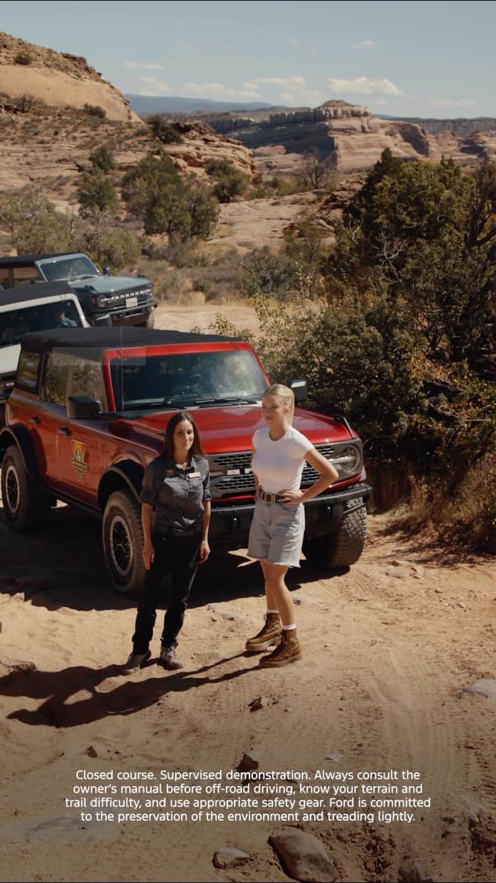 のインスタグラム：「Do you have what it takes to conquer the ledge like Ford Bronco® owner @sydney_sweeney? Reserve your spot at Bronco Off-Roadeo and find out. Link in bio. #broncooffroadeo」
