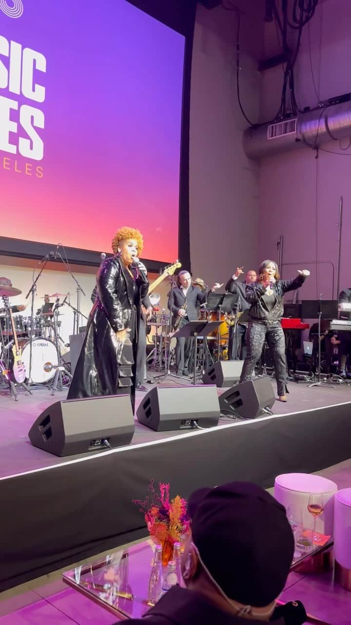 エリカ・キャンベルのインスタグラム：「Thanks @savethemusic for the opportunity to honor our friend and one of the best to ever do it @adamblackstone! We had so much fun! It was like a big family reunion but with a cause.   To learn about ways you can save music education in schools, visit savethemusic.org ♥️  Hair: @allthatjazzglam  MUA: @akilah82  Wardrobe: @theegoogoo」