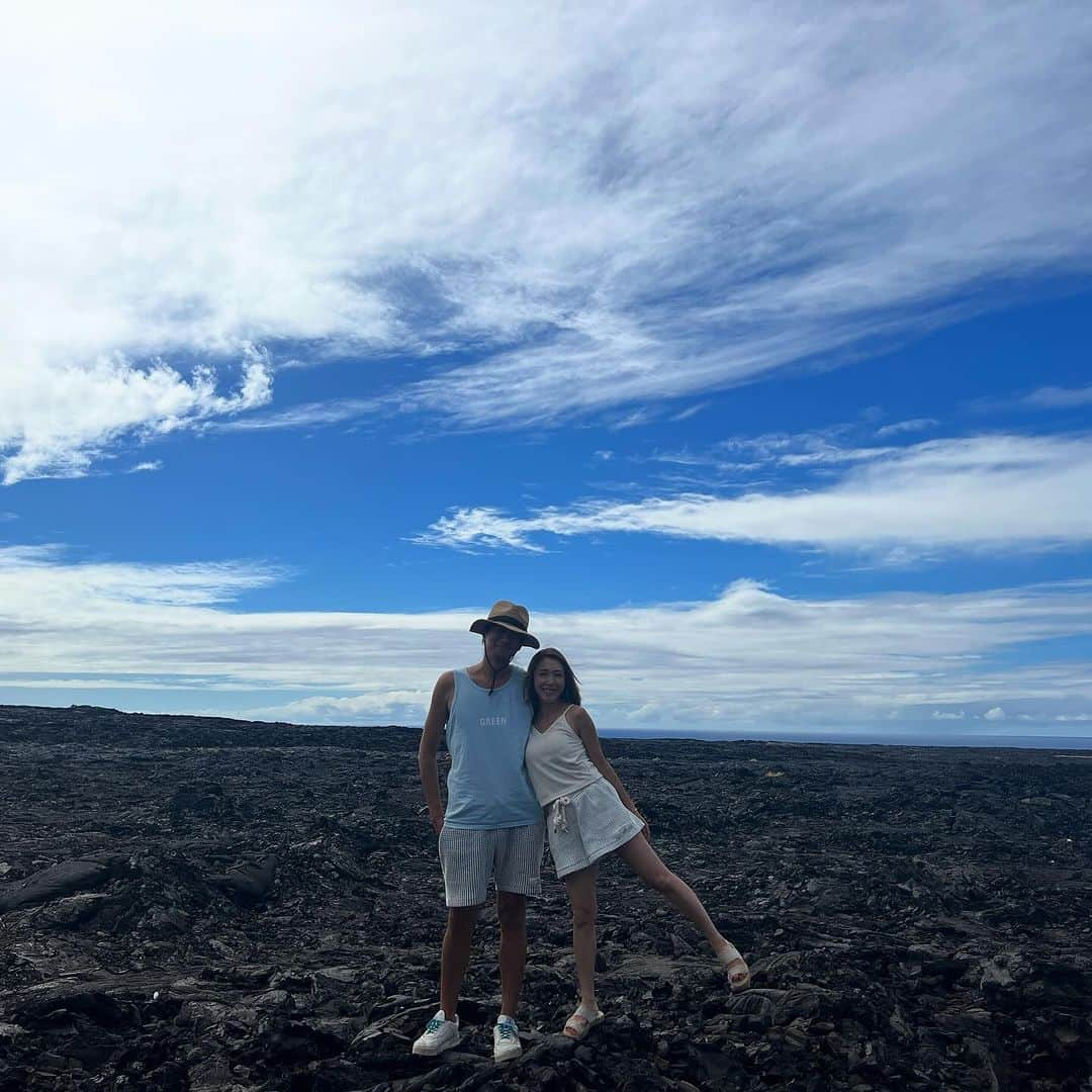 長谷川朋美さんのインスタグラム写真 - (長谷川朋美Instagram)「ハワイ島にいってました🌈 地と火のエネルギーを浴びたくて😂❤️  ハワイ島はどこもかしこも溶岩だよ！ これ凄くない⁉️  ここ数年の私自身がコミットしていた テーマがグラウンディングだったのと、 （今集大成！）  来年から風水のピリオドという 時間軸の考え方では「火」の時代に入るから🔥  ※詳しくは12/17六本木DMMにて開催の サロンフェスにてトークショーします🤭  しかもパパさんトリプル吉方位で私ダブル✌️ （毎月方位取り旅行してます✈️）  15年ぶりくらいに行ったハワイ島は も〜　最＆高でした‼️😻  以前の私では感じられない 微細なエネルギーを感じた✨  相変わらずパワフルなエネルギーですが👍  今の私に必要な場所だったー🥹  しばらくの間、ハワイ日記を 綴らせていただきますので どうかお付き合いくださいませ🙏  #ハワイ島 #Hawaii #bigisland #火 #fire #地 #グラウンディング #grounding #方位取り #吉方位 #気学 #風水 #ピリオド9 #ワイピオ渓谷 #waipiovalley #アカカ滝 #akakafalls #溶岩」11月3日 5時56分 - hasegawa.elena.tomomi