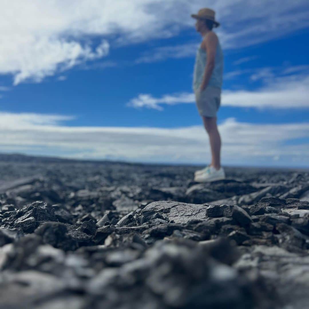 長谷川朋美さんのインスタグラム写真 - (長谷川朋美Instagram)「ハワイ島にいってました🌈 地と火のエネルギーを浴びたくて😂❤️  ハワイ島はどこもかしこも溶岩だよ！ これ凄くない⁉️  ここ数年の私自身がコミットしていた テーマがグラウンディングだったのと、 （今集大成！）  来年から風水のピリオドという 時間軸の考え方では「火」の時代に入るから🔥  ※詳しくは12/17六本木DMMにて開催の サロンフェスにてトークショーします🤭  しかもパパさんトリプル吉方位で私ダブル✌️ （毎月方位取り旅行してます✈️）  15年ぶりくらいに行ったハワイ島は も〜　最＆高でした‼️😻  以前の私では感じられない 微細なエネルギーを感じた✨  相変わらずパワフルなエネルギーですが👍  今の私に必要な場所だったー🥹  しばらくの間、ハワイ日記を 綴らせていただきますので どうかお付き合いくださいませ🙏  #ハワイ島 #Hawaii #bigisland #火 #fire #地 #グラウンディング #grounding #方位取り #吉方位 #気学 #風水 #ピリオド9 #ワイピオ渓谷 #waipiovalley #アカカ滝 #akakafalls #溶岩」11月3日 5時56分 - hasegawa.elena.tomomi