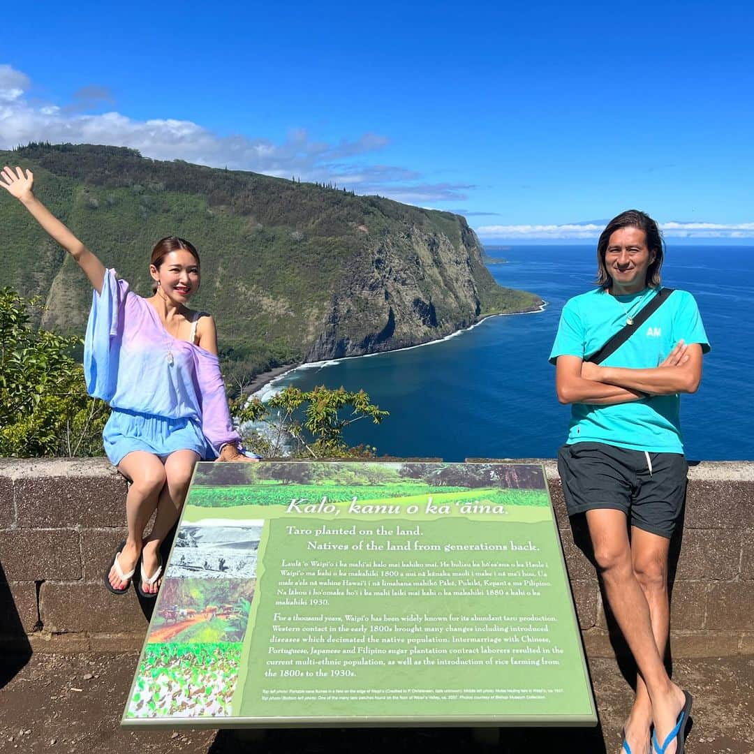 長谷川朋美さんのインスタグラム写真 - (長谷川朋美Instagram)「ハワイ島にいってました🌈 地と火のエネルギーを浴びたくて😂❤️  ハワイ島はどこもかしこも溶岩だよ！ これ凄くない⁉️  ここ数年の私自身がコミットしていた テーマがグラウンディングだったのと、 （今集大成！）  来年から風水のピリオドという 時間軸の考え方では「火」の時代に入るから🔥  ※詳しくは12/17六本木DMMにて開催の サロンフェスにてトークショーします🤭  しかもパパさんトリプル吉方位で私ダブル✌️ （毎月方位取り旅行してます✈️）  15年ぶりくらいに行ったハワイ島は も〜　最＆高でした‼️😻  以前の私では感じられない 微細なエネルギーを感じた✨  相変わらずパワフルなエネルギーですが👍  今の私に必要な場所だったー🥹  しばらくの間、ハワイ日記を 綴らせていただきますので どうかお付き合いくださいませ🙏  #ハワイ島 #Hawaii #bigisland #火 #fire #地 #グラウンディング #grounding #方位取り #吉方位 #気学 #風水 #ピリオド9 #ワイピオ渓谷 #waipiovalley #アカカ滝 #akakafalls #溶岩」11月3日 5時56分 - hasegawa.elena.tomomi