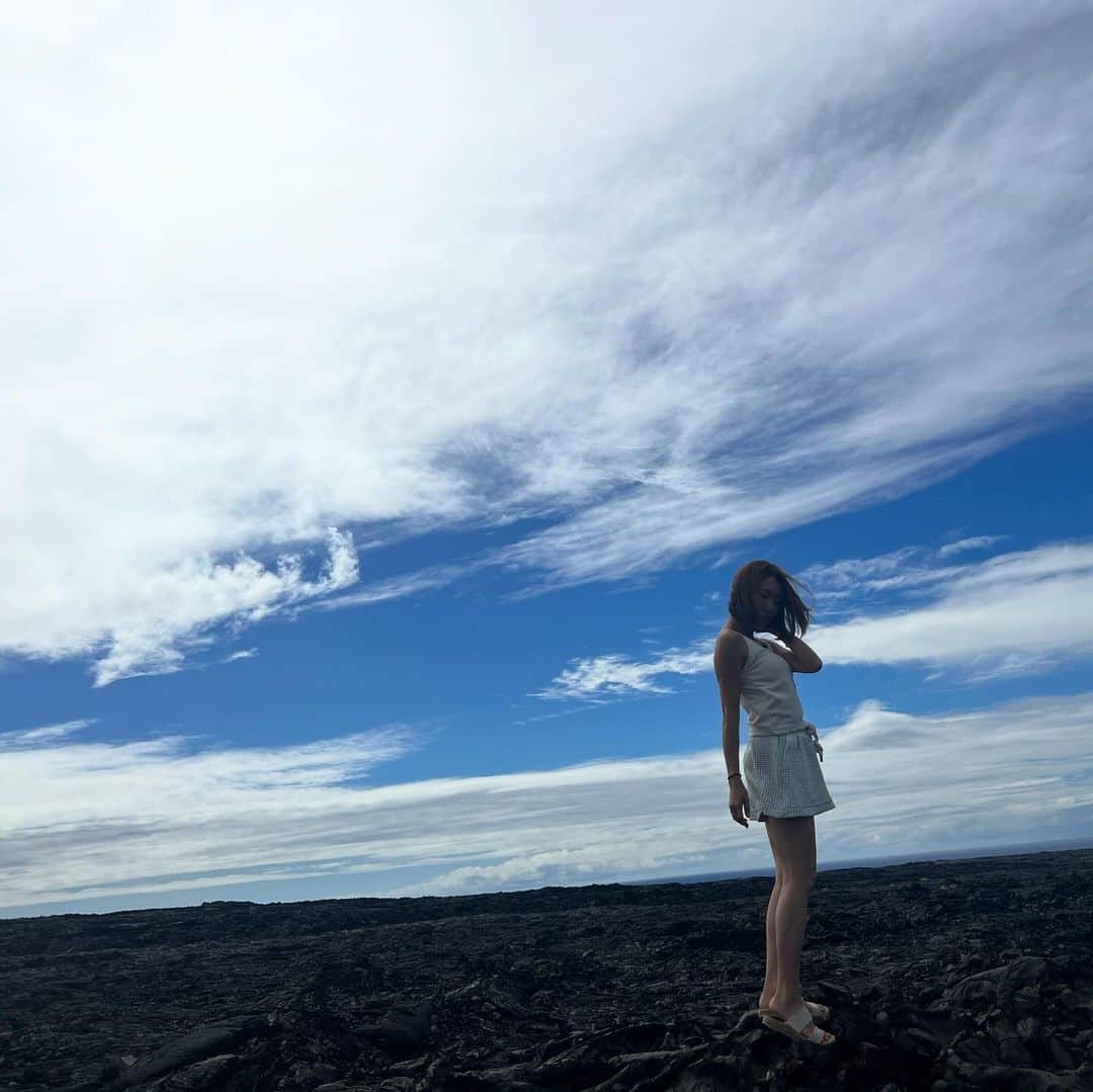 長谷川朋美さんのインスタグラム写真 - (長谷川朋美Instagram)「ハワイ島にいってました🌈 地と火のエネルギーを浴びたくて😂❤️  ハワイ島はどこもかしこも溶岩だよ！ これ凄くない⁉️  ここ数年の私自身がコミットしていた テーマがグラウンディングだったのと、 （今集大成！）  来年から風水のピリオドという 時間軸の考え方では「火」の時代に入るから🔥  ※詳しくは12/17六本木DMMにて開催の サロンフェスにてトークショーします🤭  しかもパパさんトリプル吉方位で私ダブル✌️ （毎月方位取り旅行してます✈️）  15年ぶりくらいに行ったハワイ島は も〜　最＆高でした‼️😻  以前の私では感じられない 微細なエネルギーを感じた✨  相変わらずパワフルなエネルギーですが👍  今の私に必要な場所だったー🥹  しばらくの間、ハワイ日記を 綴らせていただきますので どうかお付き合いくださいませ🙏  #ハワイ島 #Hawaii #bigisland #火 #fire #地 #グラウンディング #grounding #方位取り #吉方位 #気学 #風水 #ピリオド9 #ワイピオ渓谷 #waipiovalley #アカカ滝 #akakafalls #溶岩」11月3日 5時56分 - hasegawa.elena.tomomi
