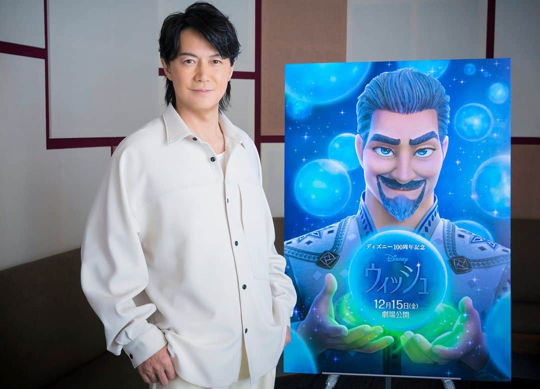 のインスタグラム：「ディズニー史上最も恐ろしいヴィラン⚡ マグニフィコ王の日本版声優に《福山雅治さん》が決定👑  ミュージカル初挑戦となる福山さん✨  「大変驚いたのと同時にすごく光栄でした」 という福山さんからのコメントは プロフィールTOPのハイライト「ウィッシュ」からチェック👀  ディズニー100周年記念 『ウィッシュ』12/15（金）公開🌟  #福山雅治 @masaharu_fukuyama_official  #マグニフィコ #マグニフィコ王 #ウィッシュ #Wish #ディズニー #Disney #ディズニー映画 #ディズニーアニメーション #ディズニー100 #Disney100」