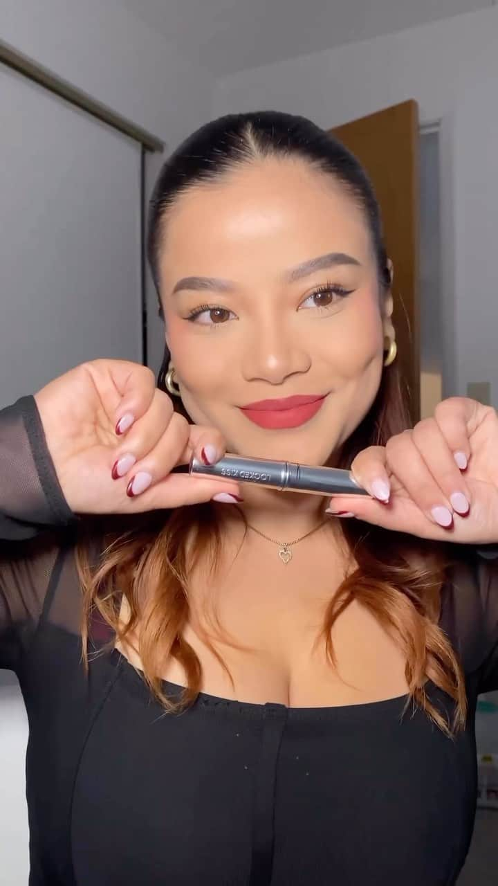 M·A·C Cosmetics Canadaのインスタグラム：「A classic red lip look that’s completely kissproof? We cracked the code with this iconic #LipCombo: Lip Pencil in Cherry + M·A·C Locked Kiss™ 24HR Lipstick in Ruby True.  🔁 @norchenlama  #MACLockedKiss #MACLipCombos #LipDuo #LipDuos #MACRubyWoo #MACCherry」