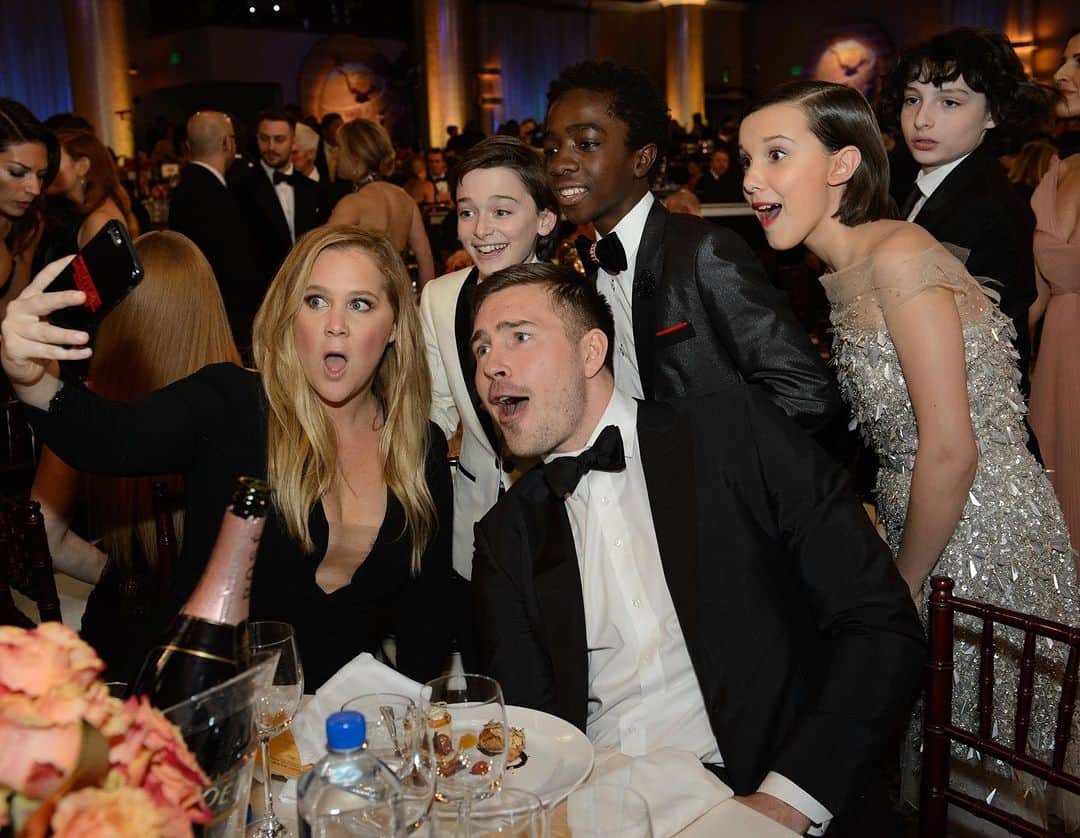 ゴールデングローブ賞のインスタグラム：「But first, they took a selfie 🤳   Which past #GoldenGlobes pic would you want to photobomb? 👀」