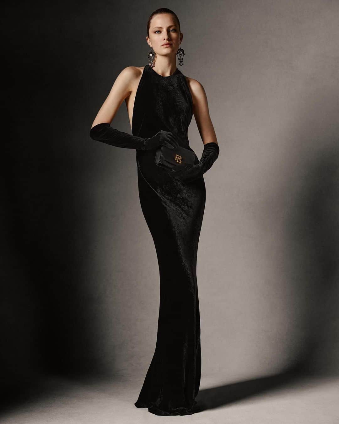 Ralph Laurenさんのインスタグラム写真 - (Ralph LaurenInstagram)「Expressive. Personal. Bold.   Ralph Lauren tells a story about the individuality of the #RLCollection woman and the elegance of #RLHoliday.   Discover the Nadege Embellished Velvet Evening Dress and more from #RalphLauren Holiday 2023 via the link in bio.」11月3日 6時03分 - ralphlauren