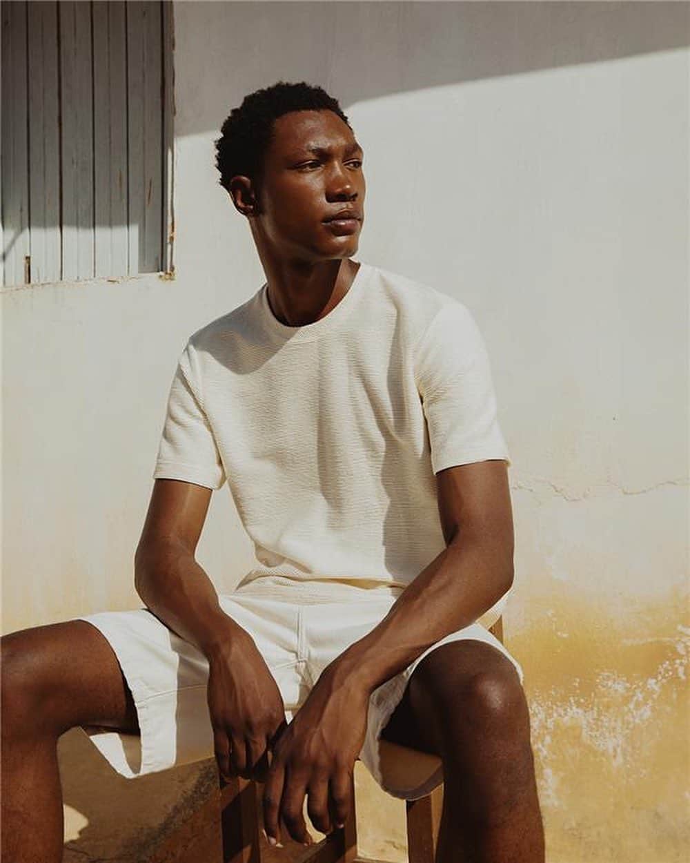 ロジャス・レナーのインスタグラム：「Do cultivo que respeita o meio ambiente, aos seus looks do dia. 🌳 A coleção de algodão agroecológico brasileiro representa o caminho que acreditamos ser possível para construirmos, juntos, uma moda responsável. Clique nas imagens para ver os diferenciais das peças. #SomosRe #AlgodãoAgroecológico #ModaResponsável #ModaMasculina   Camiseta 881481780 | Regata 881487680 | Calça 881481350 | Bermuda 879723866」