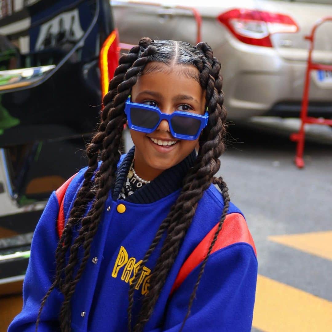 Teen Vogueのインスタグラム：「#NorthWest can now add “cover model” to her already stacked resumé, complete with her first-ever interview. And what an interview it is. When asked about her plans for the future, West wasted no time sharing her goals. Read what she had to say at the link in bio.  (📸: Getty Images)」