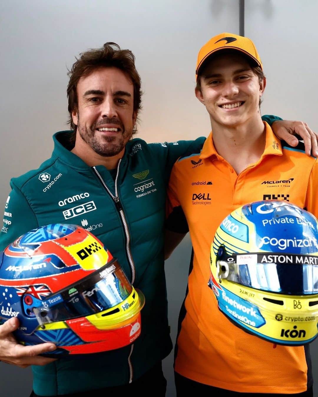 フェルナンド・アロンソのインスタグラム：「Had his kart. Now I’ve got his helmet 😁」