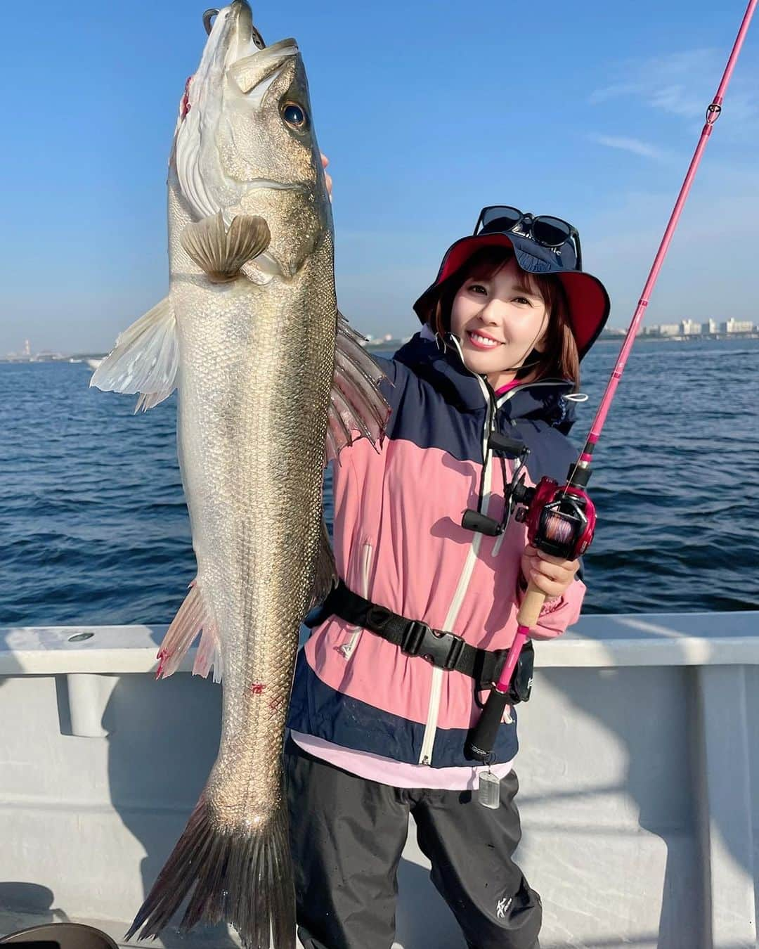 井上直美さんのインスタグラム写真 - (井上直美Instagram)「やっぱりシーバスでしょ♡  🐟タックルデータ🐟 ロッド♡テイルウォーク ボートゲーマーSSD N-Limited C65XH リール♡テイルウォーク ワイドバサル CA81L ライン♡アプロード ソルトマックスGT-R PE2.5号 リーダー♡アプロード ソルトマックス ショックリーダー タイプN 40lb サングラス♡宅配のめがねやさん　 　#PR  #シーバス　#ボートシーバス　#テイルウォーク」11月3日 6時20分 - naochingyo