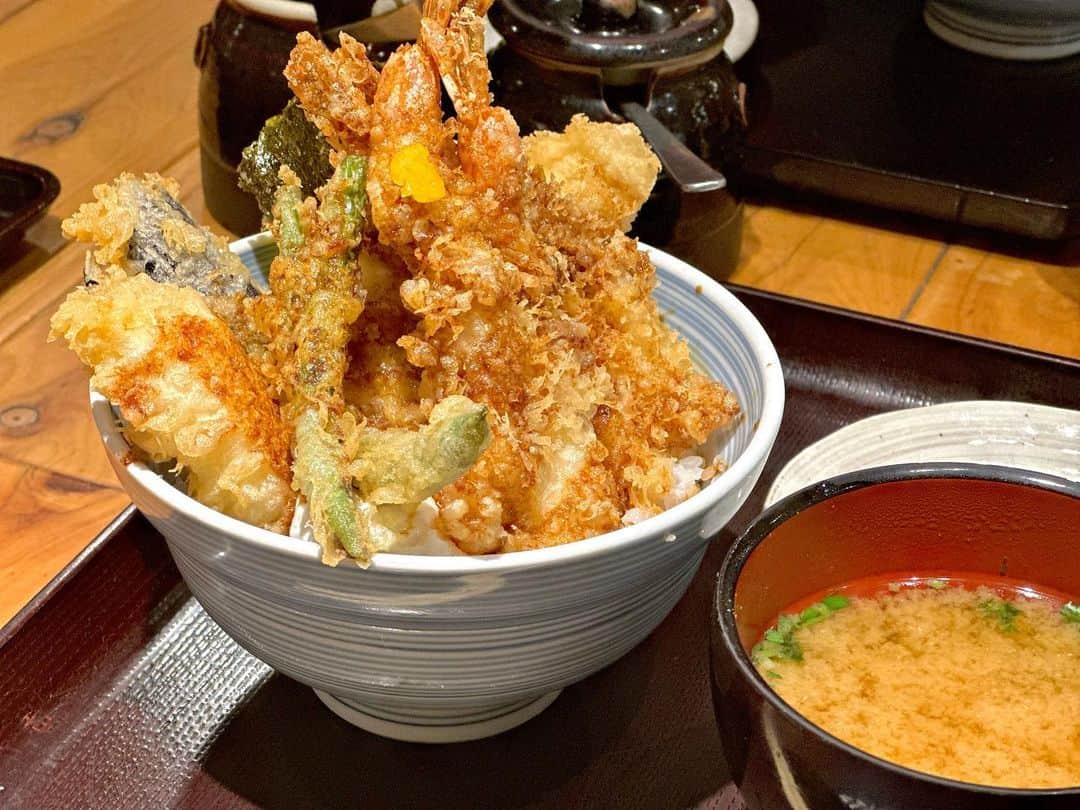 AYASAのインスタグラム：「🍚 ライブ終わりで食したとても美味しかった天丼さん。 #天吉屋 #天丼  #久しぶりの天丼おいしかった」