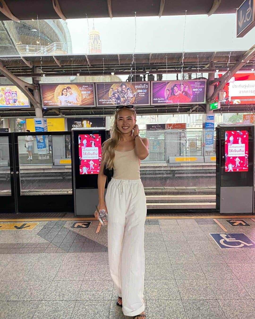 廣瀬なつきさんのインスタグラム写真 - (廣瀬なつきInstagram)「I got a tan. and i look a little over-hyped and tanned. in Bangkok station 🚉 I tried to take a train.It's really easy and comfortable.」11月3日 6時30分 - i_am_na2coooo