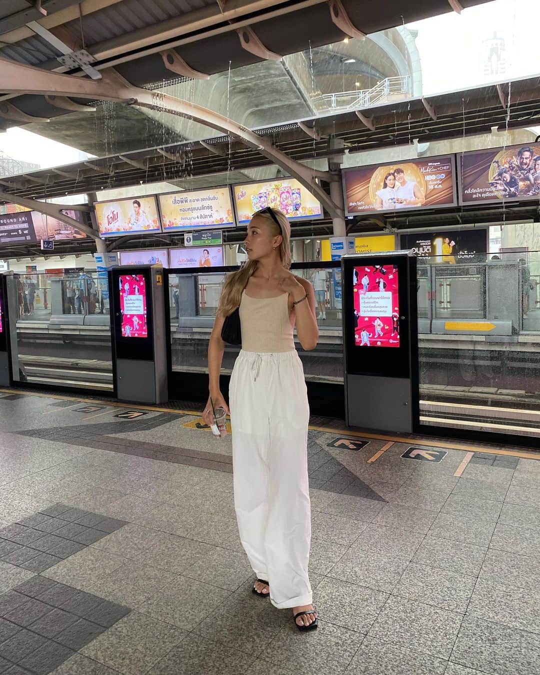 廣瀬なつきのインスタグラム：「I got a tan. and i look a little over-hyped and tanned. in Bangkok station 🚉 I tried to take a train.It's really easy and comfortable.」