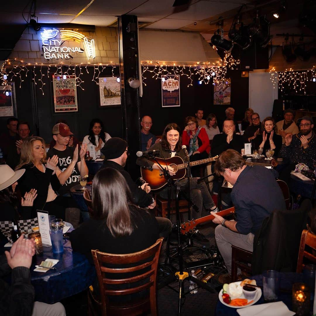 ジェームズ・ベイさんのインスタグラム写真 - (ジェームズ・ベイInstagram)「Last night I got to play the famous @bluebirdcafetn with one of my nearest and dearest @jongreen1979 my great bud @davebarnesmusic and the brilliant @jarradk_allday - It's truly a night l'Il never forget and can't wait to come back and do it again. Love you Nashville x  📸 @rcolebarnhill @pennykapa」11月3日 6時35分 - jamesbaymusic