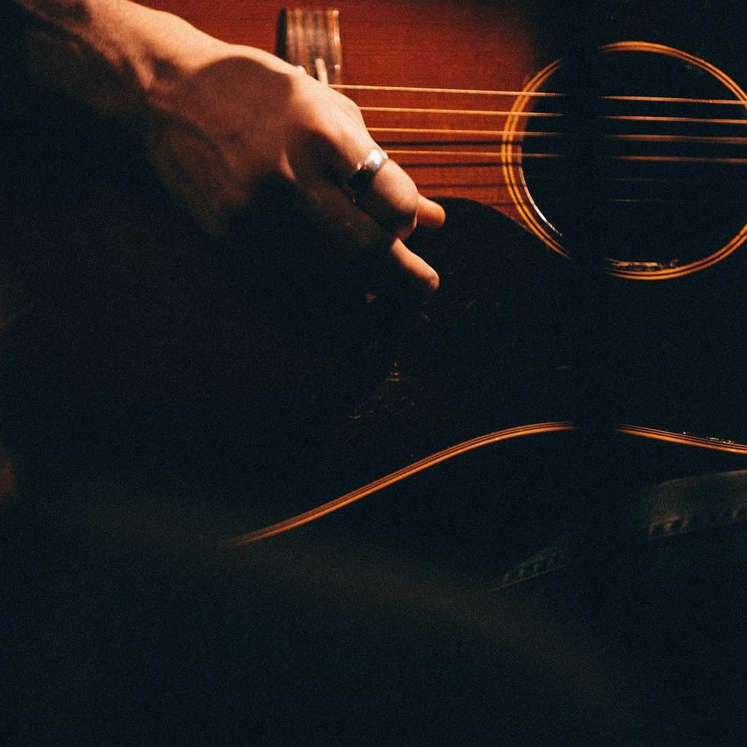 ジェームズ・ベイさんのインスタグラム写真 - (ジェームズ・ベイInstagram)「Last night I got to play the famous @bluebirdcafetn with one of my nearest and dearest @jongreen1979 my great bud @davebarnesmusic and the brilliant @jarradk_allday - It's truly a night l'Il never forget and can't wait to come back and do it again. Love you Nashville x  📸 @rcolebarnhill @pennykapa」11月3日 6時35分 - jamesbaymusic