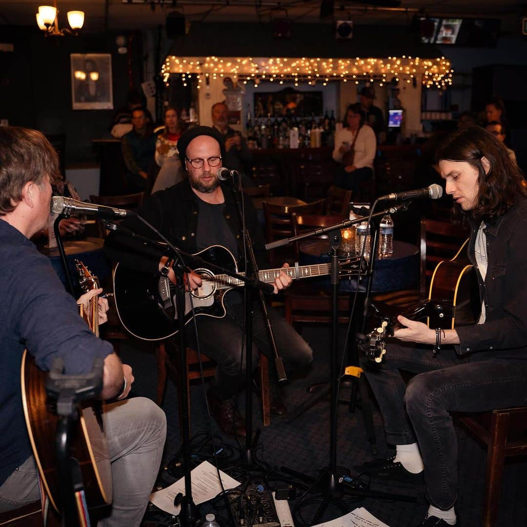 ジェームズ・ベイさんのインスタグラム写真 - (ジェームズ・ベイInstagram)「Last night I got to play the famous @bluebirdcafetn with one of my nearest and dearest @jongreen1979 my great bud @davebarnesmusic and the brilliant @jarradk_allday - It's truly a night l'Il never forget and can't wait to come back and do it again. Love you Nashville x  📸 @rcolebarnhill @pennykapa」11月3日 6時35分 - jamesbaymusic