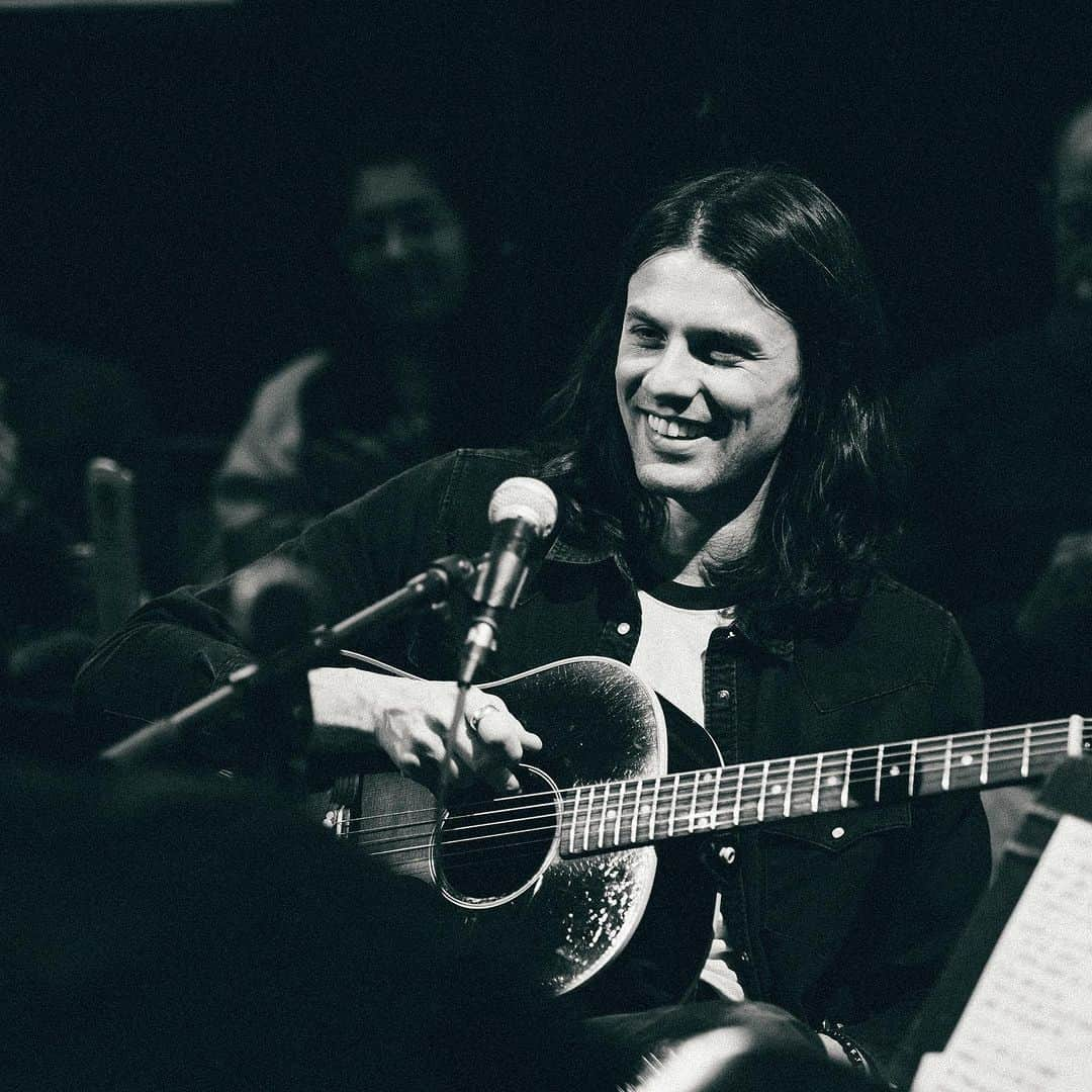 ジェームズ・ベイさんのインスタグラム写真 - (ジェームズ・ベイInstagram)「Last night I got to play the famous @bluebirdcafetn with one of my nearest and dearest @jongreen1979 my great bud @davebarnesmusic and the brilliant @jarradk_allday - It's truly a night l'Il never forget and can't wait to come back and do it again. Love you Nashville x  📸 @rcolebarnhill @pennykapa」11月3日 6時35分 - jamesbaymusic