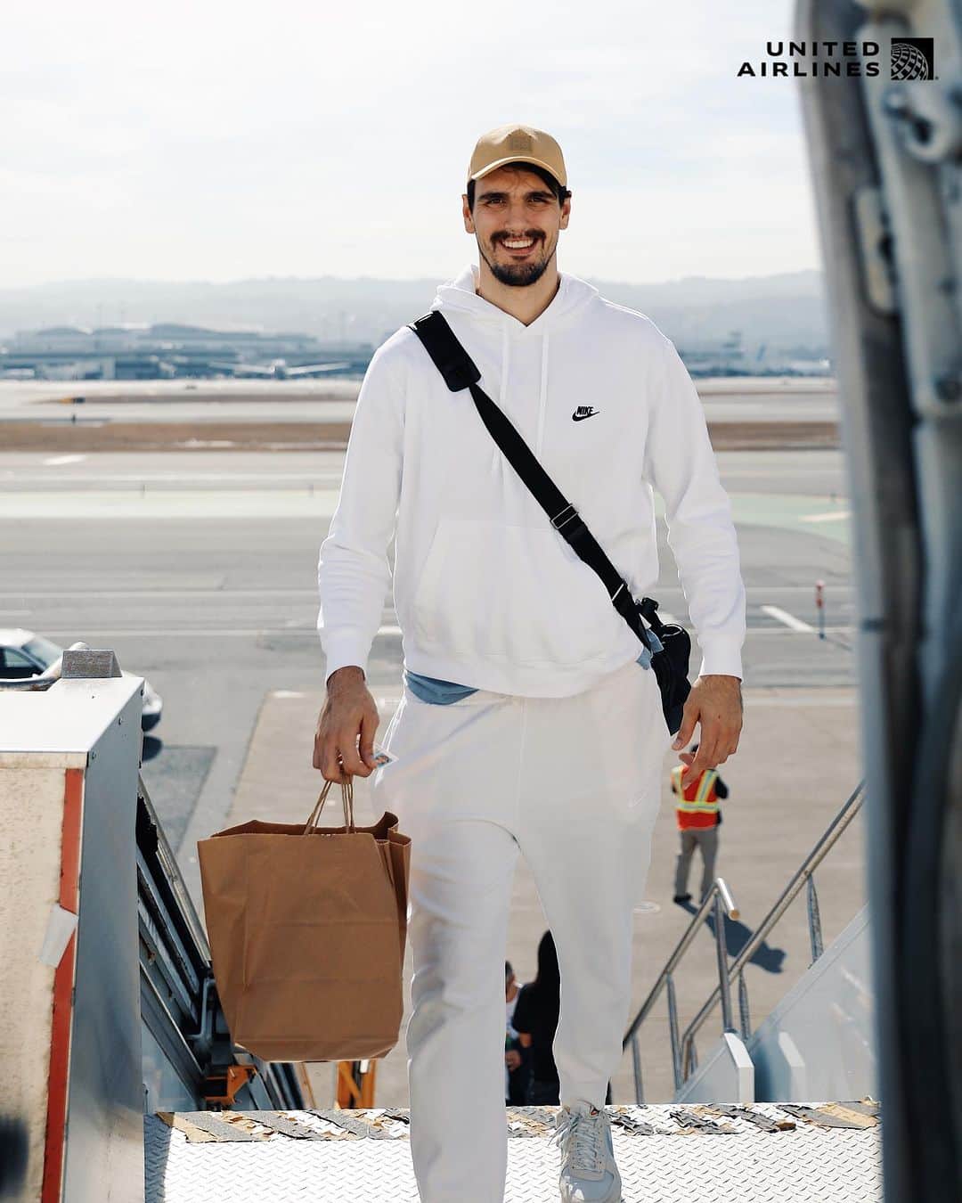 ゴールデンステート・ウォリアーズのインスタグラム：「We’re back on the road  @united || ✈️」