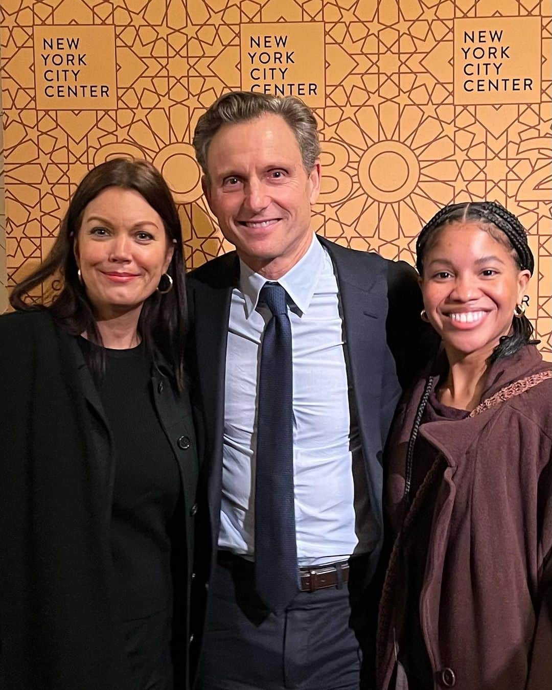 ベラミー・ヤングさんのインスタグラム写真 - (ベラミー・ヤングInstagram)「Oh my goodness, @tonygoldwyn : what a PHENOMENAL SHOW you, Mr #SavionGlover ,  #RichardLaGravenese , & @danielbbeaty have created! CONGRATULATIONS on a 🔥🔥🔥 #OpeningNight last night at @nycitycenter !! @gifted2sing every time I get to witness your boundless gifts, I feel so lucky- you are such a radiant STAR. 🤩 This whole production is WONDERFUL: EVERY member of the cast, the 🔥BAND (!!!), the arrangements/ #orchestrology of all those #RodgersAndHart songs, the set, the flow, the CHOREOGRAPHY- every facet is elevated to perfection. 🥰 Thank you for breathing such vibrant life into #PalJoey! And thank you to the most delightful of dates: Mz @sinclair_dani - I sure do love you. 🤓 I'm sending everyone so very much love, today & always. If you are in #NYC this week- treat yourself to #PalJoey. Only 4 more performances at #Encores, but hopefully there is a richly deserved life for it ahead on #Broadway soon. 🤞 Congrats, T & everyone involved!! 🎭🔥🎶🤩🥂❤️🎉」11月3日 6時47分 - bellamyyoung