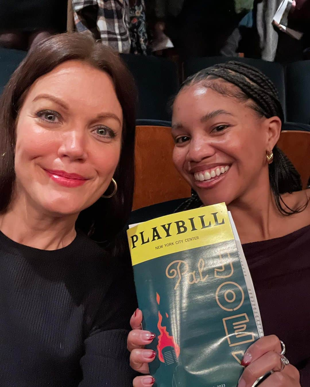 ベラミー・ヤングのインスタグラム：「Oh my goodness, @tonygoldwyn : what a PHENOMENAL SHOW you, Mr #SavionGlover ,  #RichardLaGravenese , & @danielbbeaty have created! CONGRATULATIONS on a 🔥🔥🔥 #OpeningNight last night at @nycitycenter !! @gifted2sing every time I get to witness your boundless gifts, I feel so lucky- you are such a radiant STAR. 🤩 This whole production is WONDERFUL: EVERY member of the cast, the 🔥BAND (!!!), the arrangements/ #orchestrology of all those #RodgersAndHart songs, the set, the flow, the CHOREOGRAPHY- every facet is elevated to perfection. 🥰 Thank you for breathing such vibrant life into #PalJoey! And thank you to the most delightful of dates: Mz @sinclair_dani - I sure do love you. 🤓 I'm sending everyone so very much love, today & always. If you are in #NYC this week- treat yourself to #PalJoey. Only 4 more performances at #Encores, but hopefully there is a richly deserved life for it ahead on #Broadway soon. 🤞 Congrats, T & everyone involved!! 🎭🔥🎶🤩🥂❤️🎉」