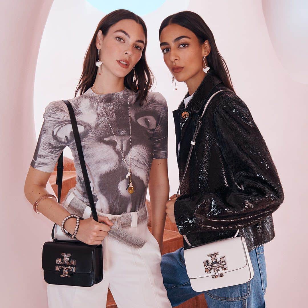 のインスタグラム：「Brilliance, optimism and joy. The holiday collection is here starring @vittoria and @noraattal. #ToryBurchHoliday23 #ToryBurch」
