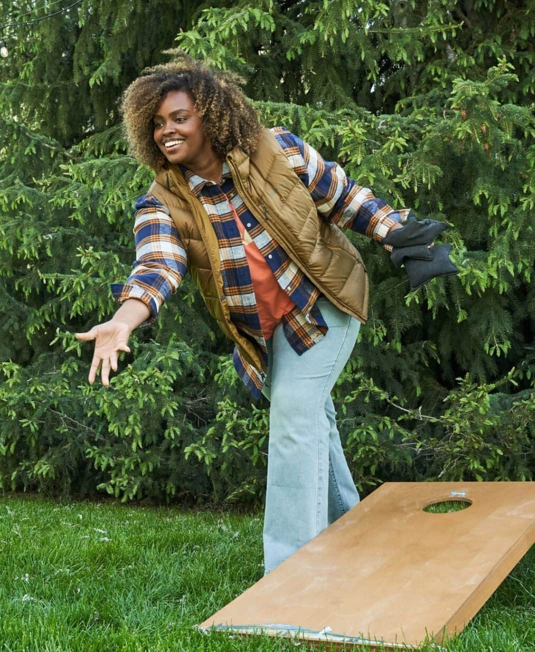 エディー・バウアーさんのインスタグラム写真 - (エディー・バウアーInstagram)「Cornhole, biking, horseshoes, oh my!⁠ ⁠ Whatever fun you get up to this fall, the Downlight 2.0 Hooded Vest will keep the good times rolling by providing you with ultra-light and ultra-warm comfort.」11月3日 7時00分 - eddiebauer