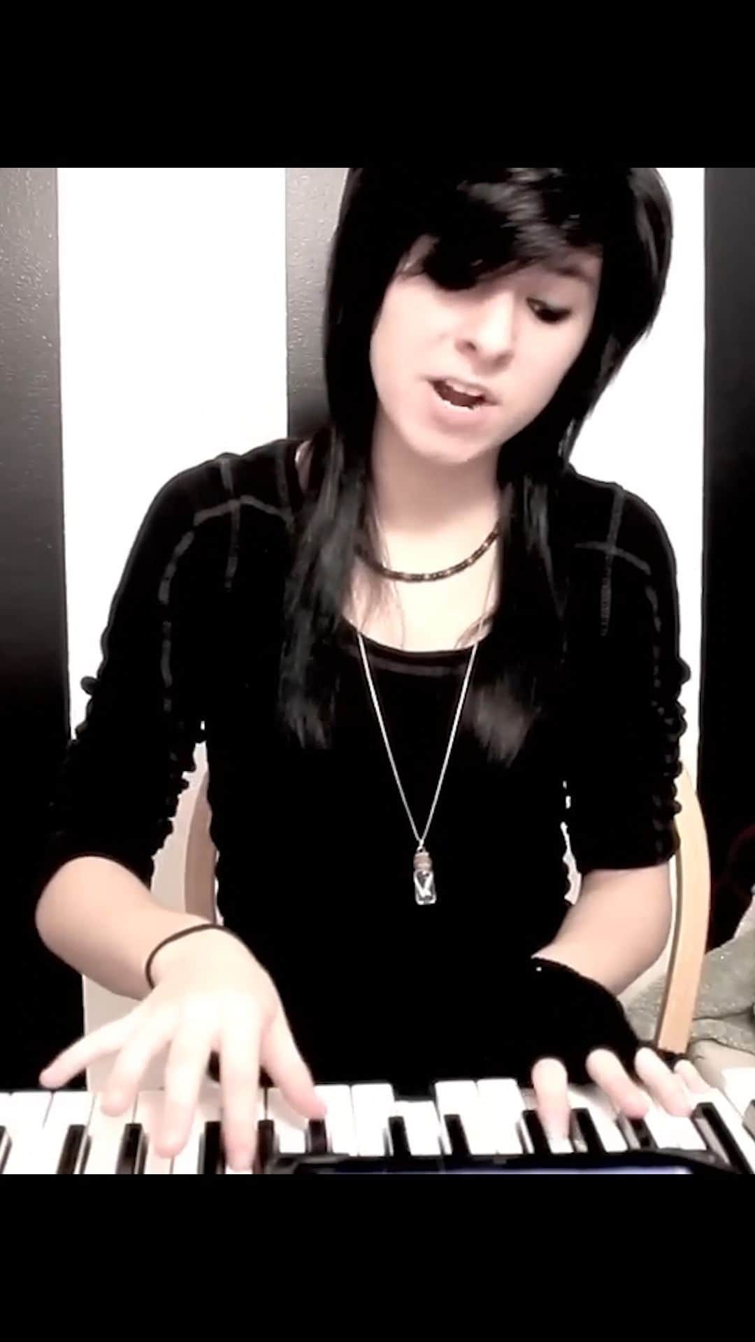 クリスティーナ・グリミーのインスタグラム：「New month, new #GrimmieThursday Throwbacks! Who remembers this fun cover of Stereo Hearts? 💚」