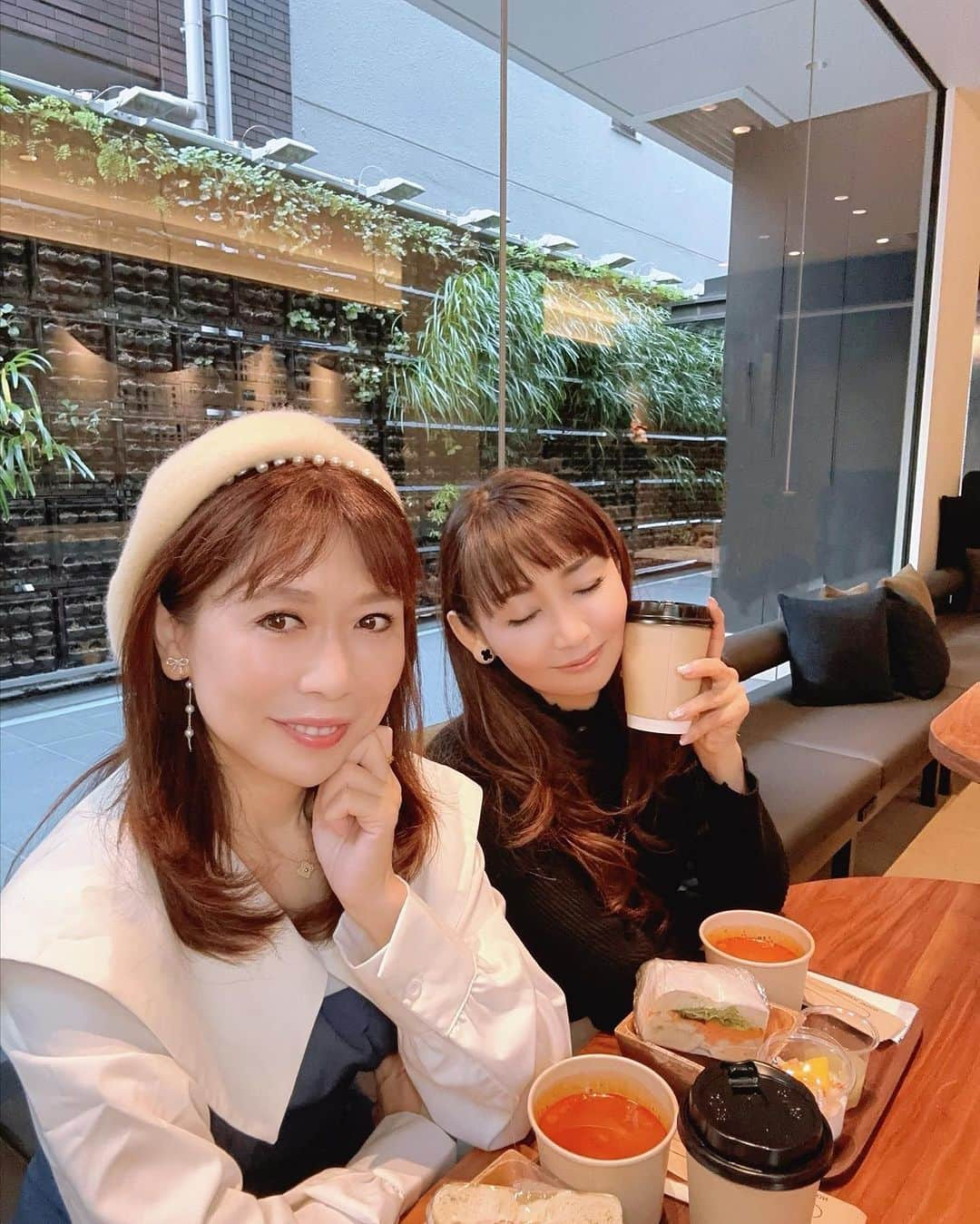 長谷川夕希子さんのインスタグラム写真 - (長谷川夕希子Instagram)「旅ログ🧳都内・上野編  久しぶりにまさよとお泊まり会してきたよ♪ 今回の宿は 上野駅🚉から徒歩1分✨ ホテルリソル上野 @resol_ueno  @resol_hotel_official  ホテルからも至近距離の 上野動物園🐼や、 私も大好きな上野国立美術館🖼️とリンク🔗する「アート」と「デザイン」 を取り入れた館内や室内はとっても スタイリッシュ✨😊🎶  宿泊したお部屋は、2月に新しくリニューアルしたコンセプトルームで 壁にはパンダアート🐼が❣️ 可愛くておしゃれなお部屋でした😊💓  バスルーム🚿🛁の シャワーヘッドがRefaだったのも 嬉しかったな😘  ジェットモードでヘッドマッサージしたり、ミストモードで顔を優しく洗えました🛀💗  次の日の朝☀️は とってもバランスがとれた良い内容のブレックファースト😋💞 て思ったら、 管理栄養士監修なの✨ 3種類のパンかべーグルを選べて 私はヘルシーだからベーグルにしたよ😋🥯  朝食の詳細はこちら💁‍♀️ *ミネストローネスープ *日替わりベーグルサンド(エビアボガド) *マンゴーとグラノーラ入りのヨーグルト *リンゴジュース🧃☜選べるドリンク♪  お喋りで夜中まで🕛😆 今度皆んなでパジャマパーチーも良いかも😙🎶  ホテルリソル上野 @resol_ueno  @resol_hotel_official  東京都台東区上野丁目2-9  📞 03-3844-9269  JR上野駅🚉 (浅草口or入谷口)より 徒歩1分 東京メトロ🚇上野駅 (銀座線・日比谷) 9番出口より徒歩1分  京成上野駅🚉徒歩6分  チェックイン　/  15:00 チェックアウト/  11:00  @yukikogabby  #threads  #リソル #ホテルステイ  #ホテル  #上野ホテル  #ホテルリソル #上野観光  #東京ホテル  #ホテル好き  #hotelresolueno  #resolhotel #hotelresol  #hotelstay  #japanhotel  #東京観光 #ホテル #ワーケーション  #女子旅行  #都内ホテル  #アラフォーライフ #アラフィフライフ #美魔女 #ueno  #tokyotrip」11月3日 6時59分 - yukikogabby