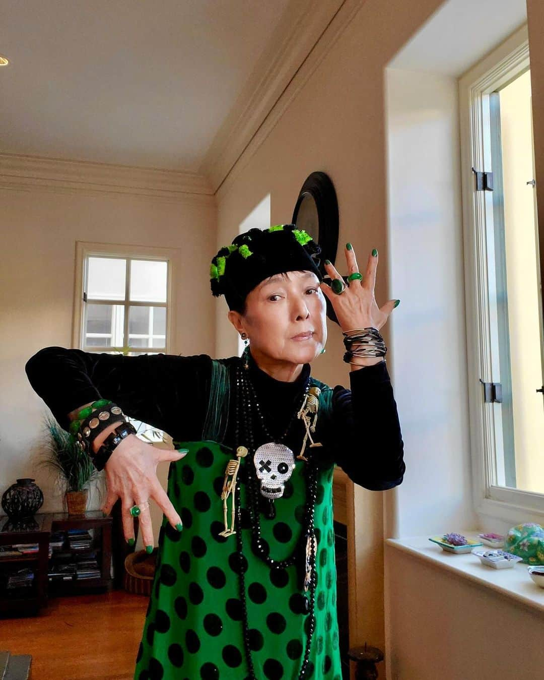 桃井かおりさんのインスタグラム写真 - (桃井かおりInstagram)「もうコスチュームでもなんでもないけどハロウィン🎃今年は時差にも負けず❗ご近所さんと1200のお菓子を子供たちに配りましたよ🤪 #la暮らし」11月3日 7時01分 - kaori_momoi