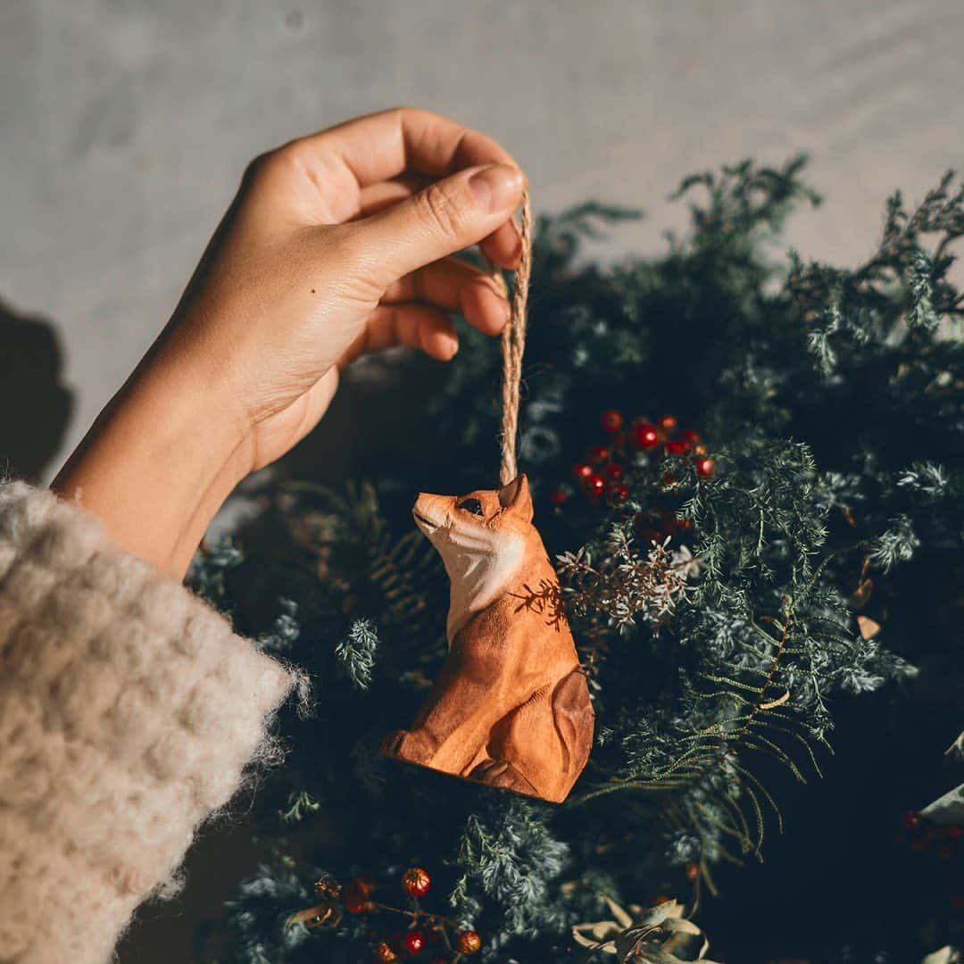 オルネ ド フォイユさんのインスタグラム写真 - (オルネ ド フォイユInstagram)「今年はどれにする？♩  クリスマスオーナメントが 今年もヨーロッパの国々から届いています🐇❄️  昨年即完売した動物のオーナメントや ガラスでできたエッフェル塔など、 1つ1つハンドメイドで作られた 繊細で可愛いクリスマスデコレーションが 今年も入荷しました！  存在感のあるオーナメントを2〜3個飾る、 大人っぽい飾り方がオルネのおすすめ♩  お気に入りをぜひ見つけに来てください。  商品名 ・SHISHIガラスオーナメント ・SHISHIウッドオーナメント ・SHISHIキツネのオーナメント  クリスマスのアイテムを集めた特集ページ 「オルネのノエル」を公開中📖  オンラインショップからご覧ください。  👉@ornedefeuilles  #オルネのノエル #クリスマス #クリスマスインテリア #ノエルインテリア#オーナメント #クリスマスツリー #クリスマス支度 #クリスマスデコレーション #海外インテリア #リビングインテリア #オルネドフオイユ #ornedefeuilles」11月3日 7時01分 - ornedefeuilles