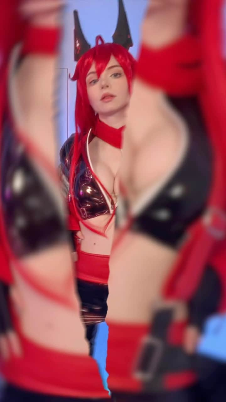 ソフィーのインスタグラム：「This zipper is holding on for dear life!!   She never felt deserved to be a member of Goddess Squad but holds her comrades dear. Freewheeling, magnanimous and thick-skinned, but remains approachable. Red Hood is now available in Goddess of Victory:NIKKE!  #NIKKE1STANNIVERSARY_COSPLAY #NIKKE #redhood #redhoodcosplay」