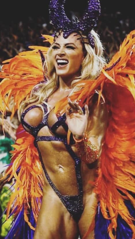 Juliana Salimeniのインスタグラム：「São 13 anos de carnaval e muitas fantasias maravilhosas! Escolhi as mais bonitas pra mostrar pra vcs! A minha preferida é a de 2019! E a sua? 🥁🔥」