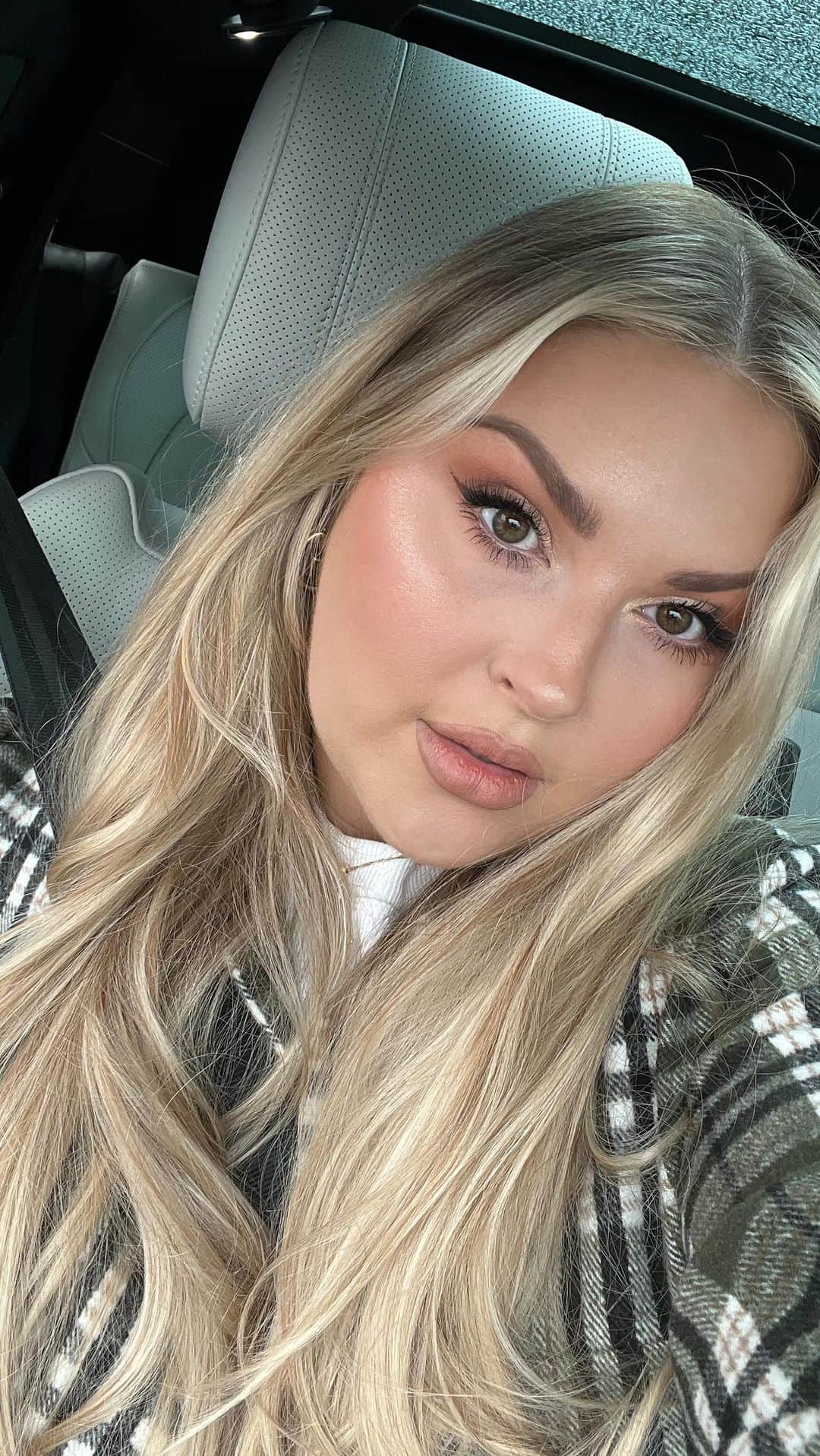 Shannonのインスタグラム：「Happy Friday 🥰🥰」