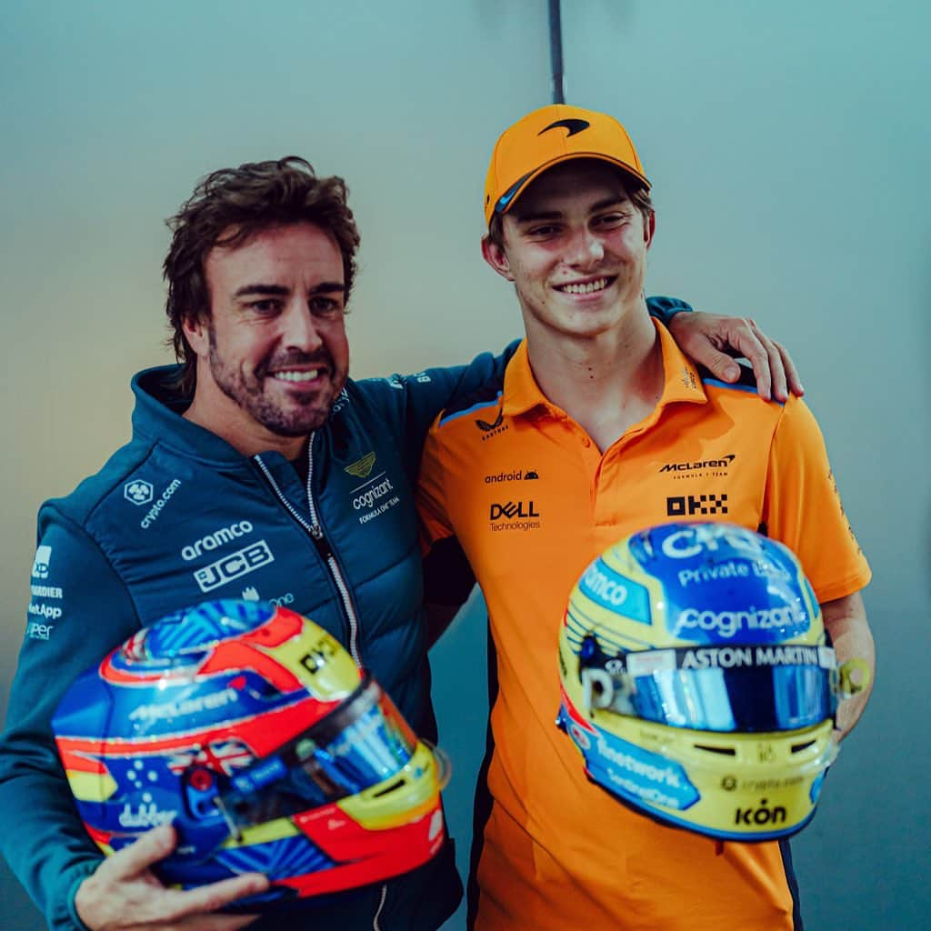 フェルナンド・アロンソさんのインスタグラム写真 - (フェルナンド・アロンソInstagram)「Swapping helmets with a superstar. And a cool guy 😜💪. Thanks  @oscarpiastri #f1 #helmet #champ」11月3日 7時11分 - fernandoalo_oficial