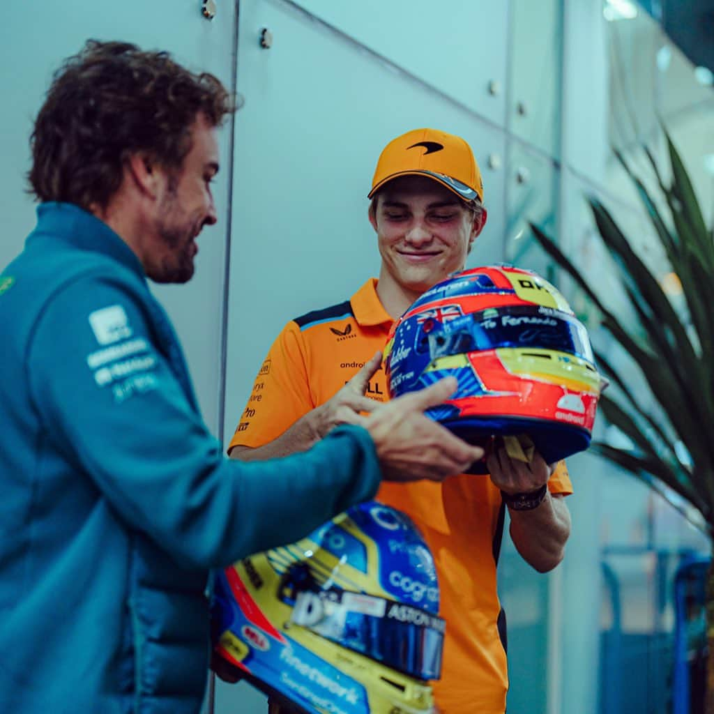 フェルナンド・アロンソさんのインスタグラム写真 - (フェルナンド・アロンソInstagram)「Swapping helmets with a superstar. And a cool guy 😜💪. Thanks  @oscarpiastri #f1 #helmet #champ」11月3日 7時11分 - fernandoalo_oficial