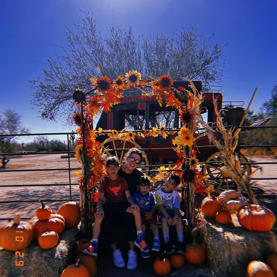 アリソン・シュミットのインスタグラム：「Tis the szn 🎃👻🧡  #happyhalloween #fallyall   Swipe ➡️ to see the costume 🤭」