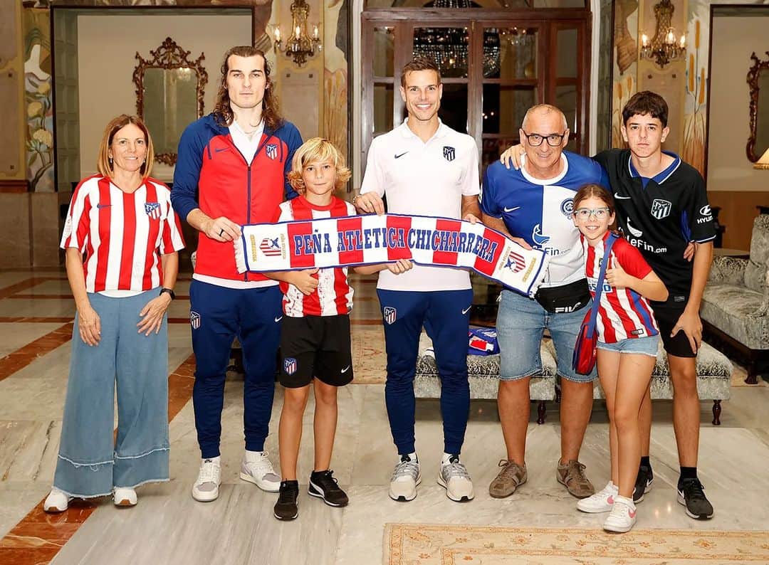 アトレティコ・マドリードのインスタグラム：「🌍🗺️ Hoy, en Las Palmas de Gran Canaria, Azpilicueta y Söyüncü han compartido un agradable momento con miembros de la Peña Atlética Valle de Aridane, de la Peña Atlética Guanches Rojiblancos y de la Peña Atlética Chicharrera en la previa del partido de este viernes.」