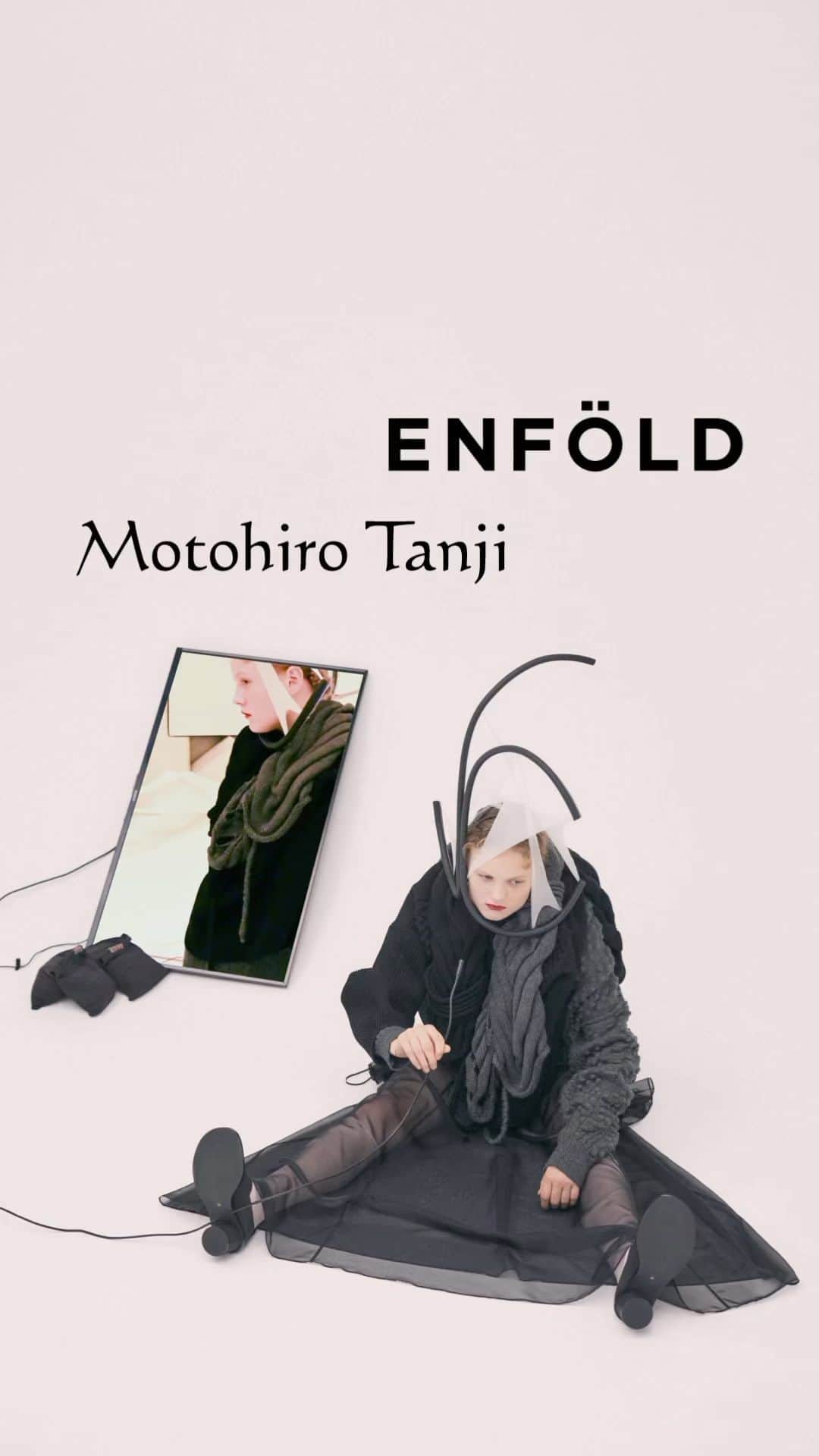 ENFÖLDのインスタグラム：「ENFÖLD × Motohiro Tanji( @motohirotanji.knit )  ENFÖLDとニットブランド｢MotohiroTanji｣の丹治基浩氏による コラボレーションをローンチいたします。 ENFÖLDデザインチームによって「皮膚」というテーマに基づきイメージされたデザインを、丹治基浩氏の高いニッティング技術を用いて、生々しくもモードで硬質なアイテムとして具現化されたコレクションになっています。  -  Theme: 皮膚  人間の「皮膚」の年齢とともに現れる変化に着目したコレクション。 弛んだり、皺が入ったり、膨らんだり、萎んだり、 生きていく上で皮膚に刻まれていくものは美しい。 歳を重ねることで自然と現れる皮膚の変化は、決してマイナスな要素ではなく、 ひとの日々の暮らし全てが体に施した、美しい彫刻であると捉えました。 このコレクションは歳を重ねた体の変化を美しく変換する、 ポジティブなメッセージでもあります。  -  丹治基浩 | Motohiro Tanji ( @motohirotanji.knit )  ニットの可能性を様々な方法で追及するニットデザイナー。 慶應義塾大学卒業後、ノッティンガムトレント大学  MAニットウェアデザイン科を首席で卒業。 卒業後、様々なメゾンにニットテキスタイルを提供する イギリスのAcorn Conceptual Textilesに勤務。 2012年イギリスから帰国後、2013年春夏シーズンに 自身の名を冠したブランドMotohiro Tanjiをスタートする。 ファッション、アート、自身が主催するニット教室、 衣装のニット制作など活動範囲は多岐にわたる。  -  "Skin"  Skin will sag, have wrinkles, swells, shrinks, and the beauty is that as time goes by, all of it carves into your skin. The changes in the skin that naturally appear with age are not negative features, but rather a beautiful sculpture made on the body by all aspects of a person's daily life.  This collection focuses on the changes that appear with age in the human skin.  It is designed to sculpt the fabric with organically rounded stitches, switching lines, and quilting to express the beauty of the skin. The wrinkles of the lily flower are photographed in close-up and printed on the entire surface to sublimate the wrinkles and sagging beautifully.  In addition, the collaboration item with the designer Motohiro Tanji from the knit brand "Motohiro Tanji" which uses advanced knitwear techniques to create a structured item with a vivid mode.  ENFÖLD 23FW collection contains a positive message that transformation of the aging body is a beautiful change in life.  -  "피부"  느슨해지고, 주름지고, 부풀고, 쪼그라드는 등, 살아가며 피부에 새겨지는 것들은 아름답습니다. 나이가 들어감에 따라 자연스레 나타나는 피부의 변화는 결코 부정적인 요소가 아닌, 일상이 몸에 새긴 아름다운 조각들입니다. 이번 컬렉션은 나이가 들며 인간의 ‘피부’에 나타나는 변화에 주목했습니다.  컬렉션은 유기적으로 둥글게 만든 스티치나 스위칭 라인, 퀼팅으로 원단을 조각하듯 디자인해 피부의 아름다움을 표현했습니다. 백합꽃의 주름을 확대해 촬영해 전면에 프린트한 아이템은 피부의 주름이나 처짐을 아름답게 승화합니다.  또한, 자신의 이름을 딴 니트 브랜드의 디자이너 모토히로 탄지와의 협업 제품은 고도의 니트 테크닉을 사용해 생동감 넘치면서도 탄탄하게 완성됐습니다.  ENFÖLD 23FW 컬렉션은 나이를 먹어가며 나타나는 몸의 변화는 곧 삶의 아름다운 변화라는 긍정적인 메시지를 담고 있습니다.  #enfold_official  #enfold #enföld」