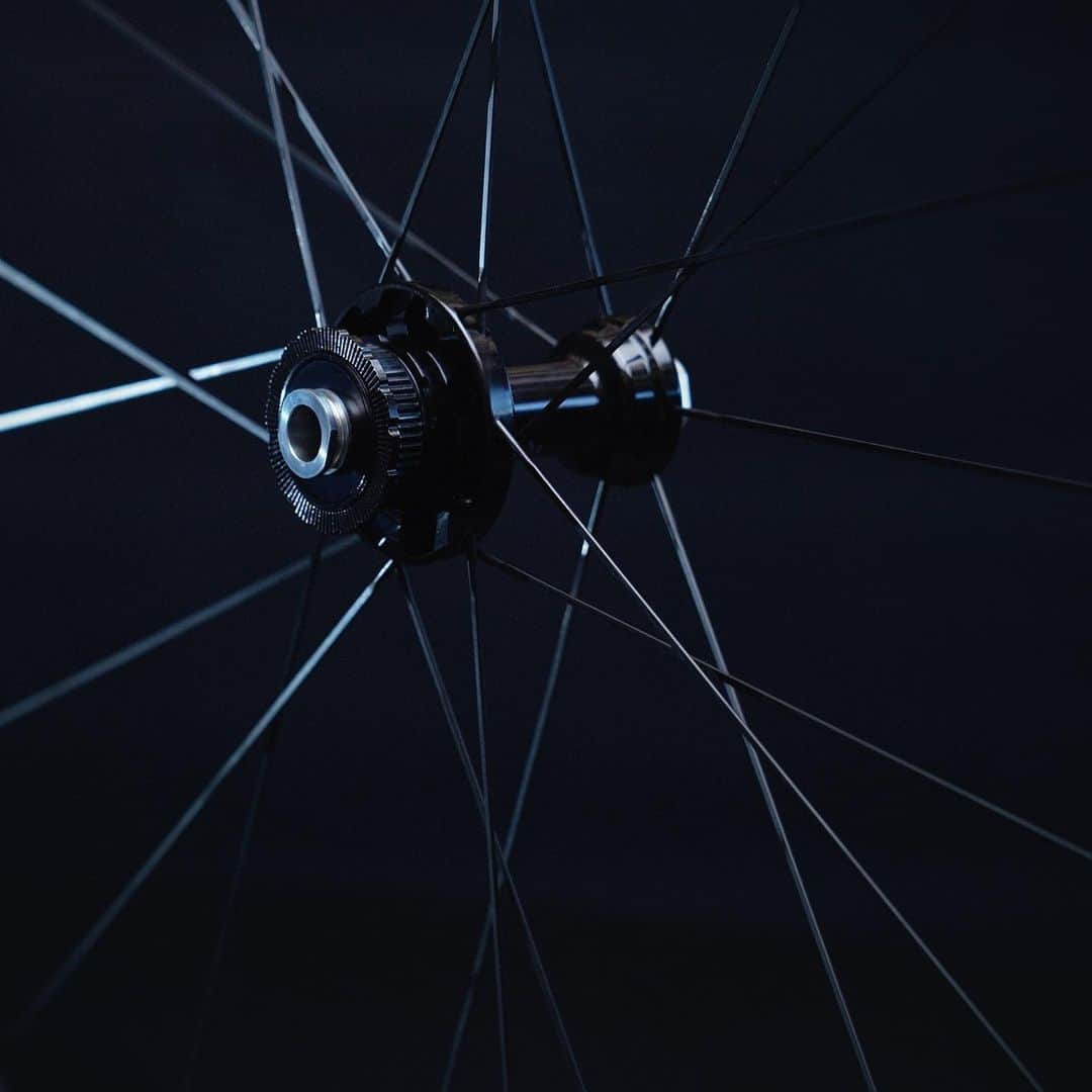 カンパニョーロさんのインスタグラム写真 - (カンパニョーロInstagram)「True to Campagnolo’s ‘Dream Bigger’ ethos which is centred around ingenuity and standing out from the crowd, the new Hyperon features a mirror-like C-LUX finish - creating a surface so flawlessly smooth that it doesn’t require lacquer and saving weight, whilst also helping to ensure the safest-possible seating of tubeless tires.  Discover more about our newest wheel through the link in our bio.  #Campagnolo #Hyperon #DreamBigger」11月3日 7時24分 - campagnolosrl